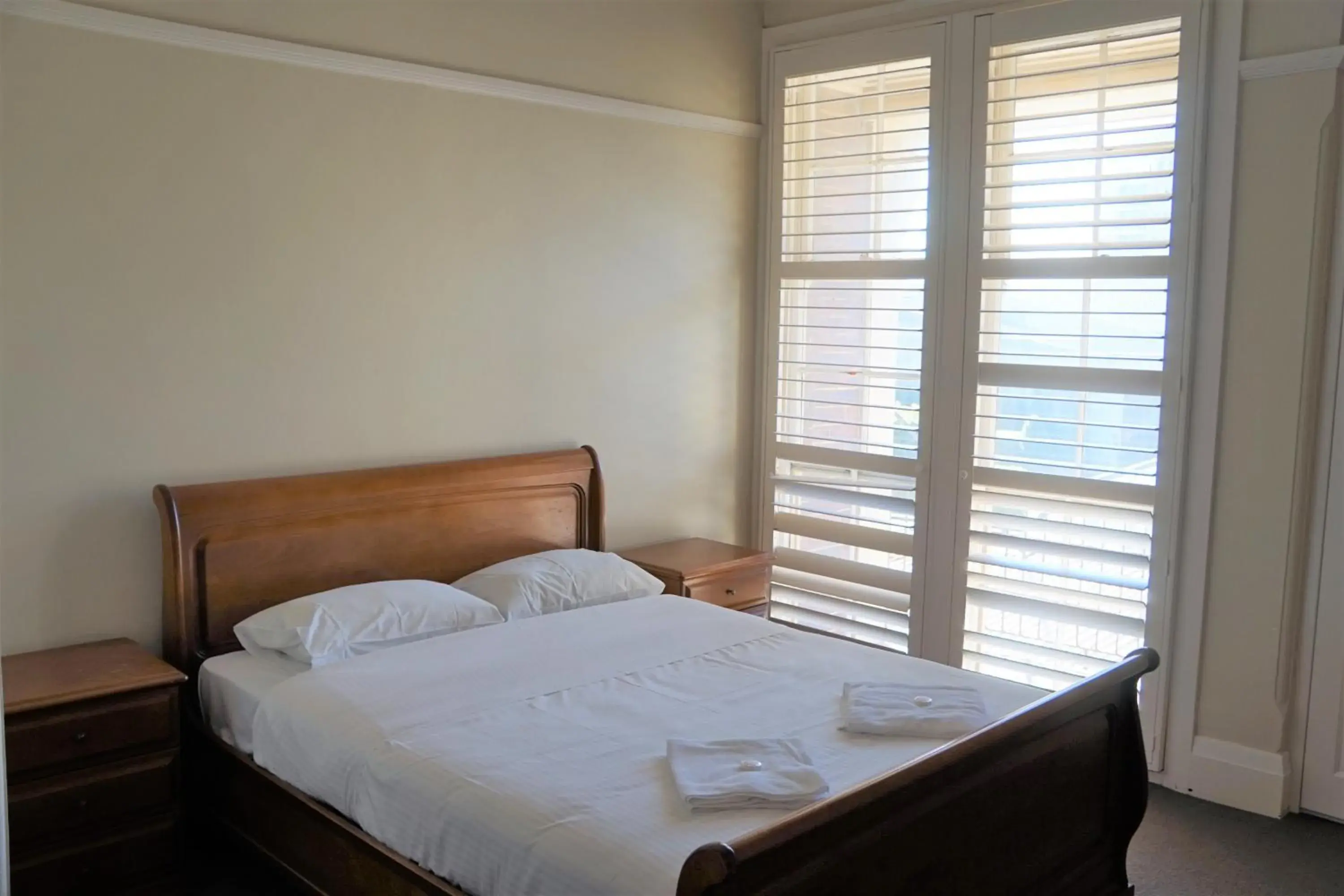 Queen Room with Shared Bathroom in Palace Hotel Mortlake Sydney Queen Room with Shared Bathroom in Palace Hotel Mortlake Sydney