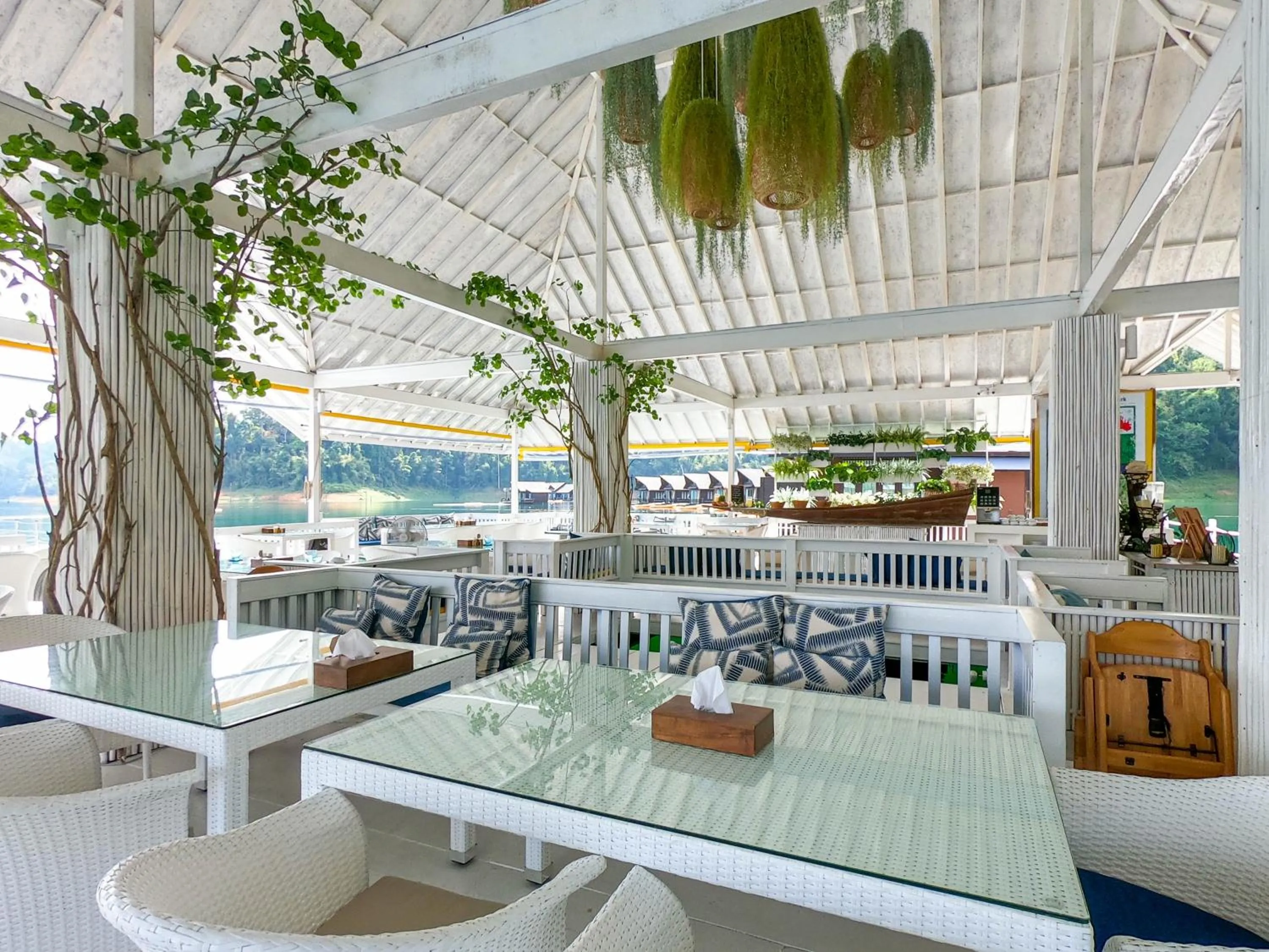 Restaurant/places to eat in 500 Rai Floating Resort