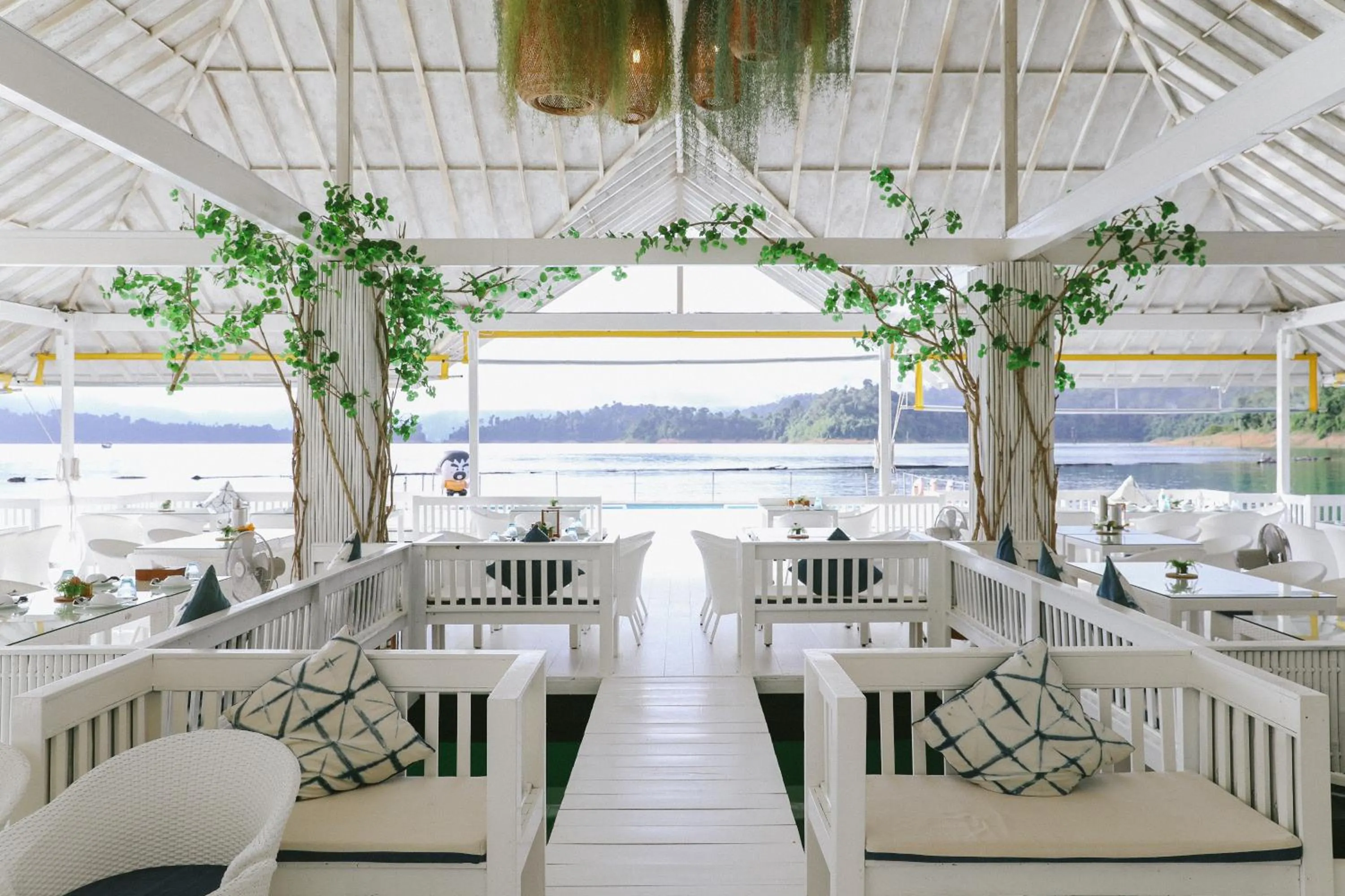 Restaurant/places to eat in 500 Rai Floating Resort