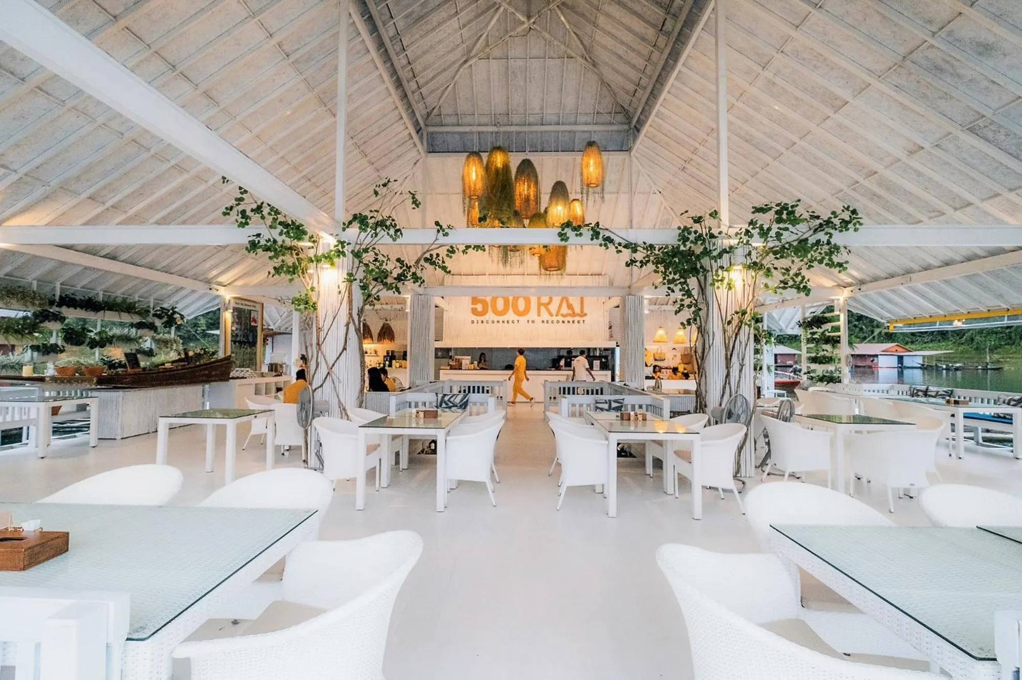 Restaurant/places to eat in 500 Rai Floating Resort