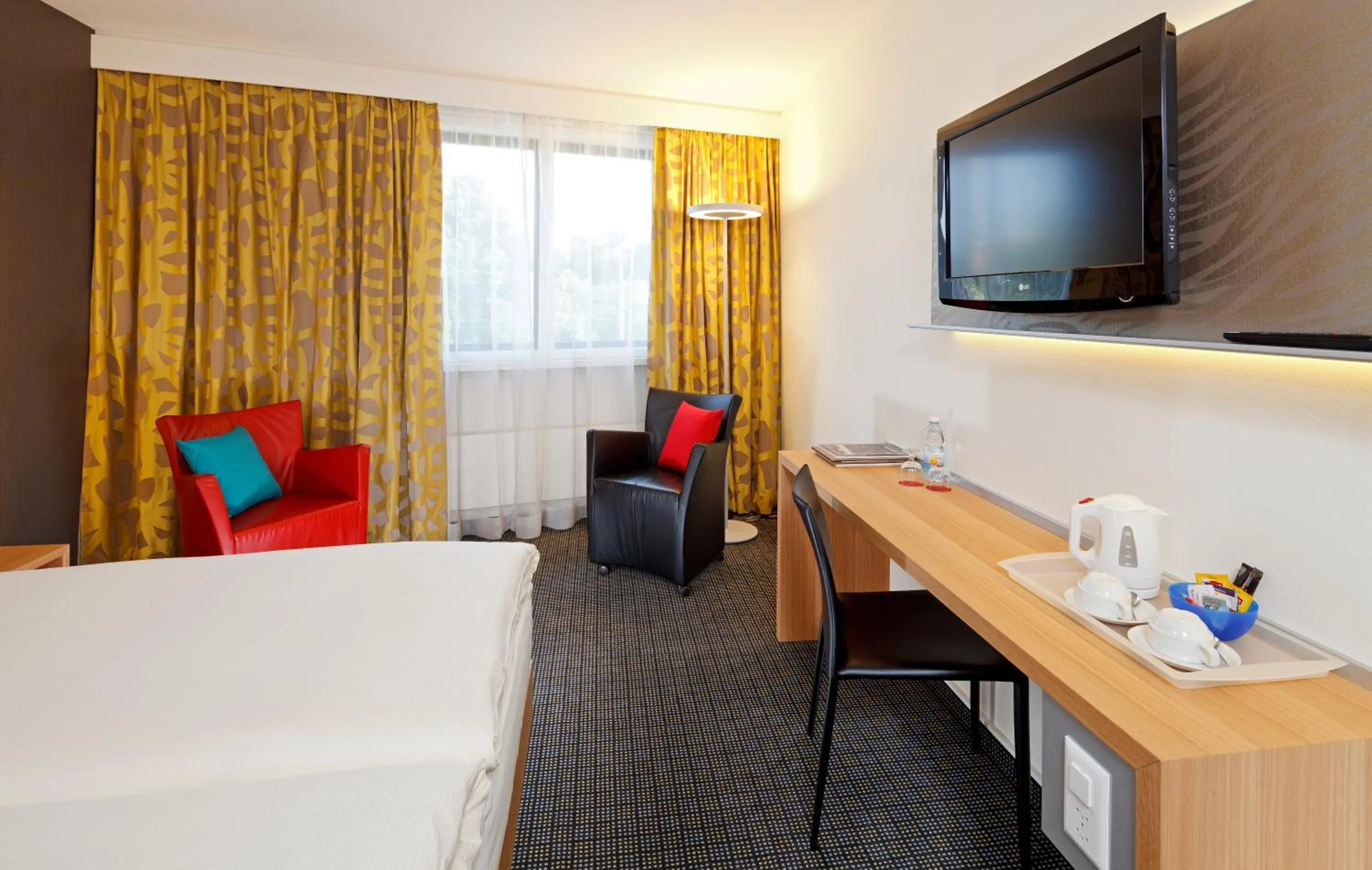 Photo of the whole room, Bed in Hotel Metropol Basel