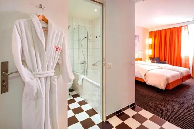Bathroom, Bed in Hotel Metropol Basel