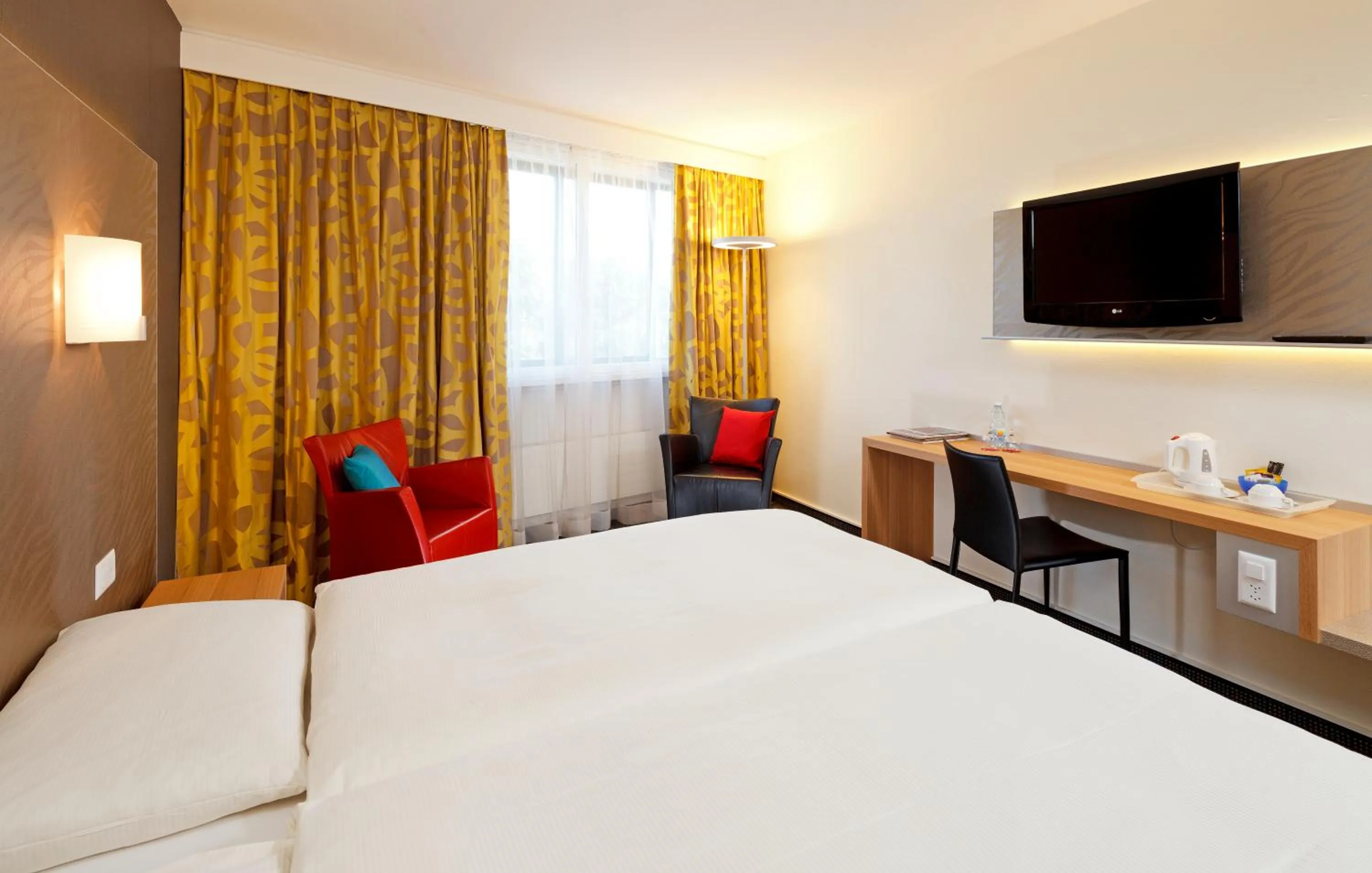 Photo of the whole room, Bed in Hotel Metropol Basel