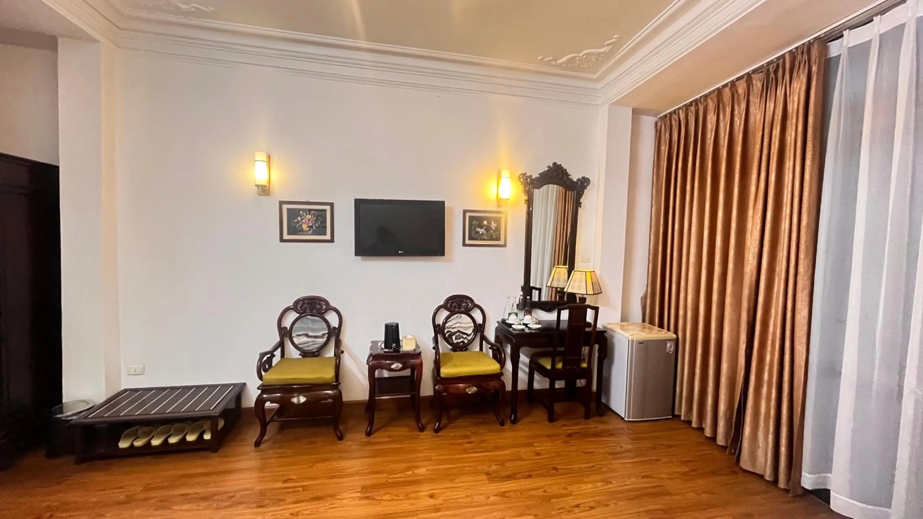 Living room in Hanoi Win Hotel & Travel