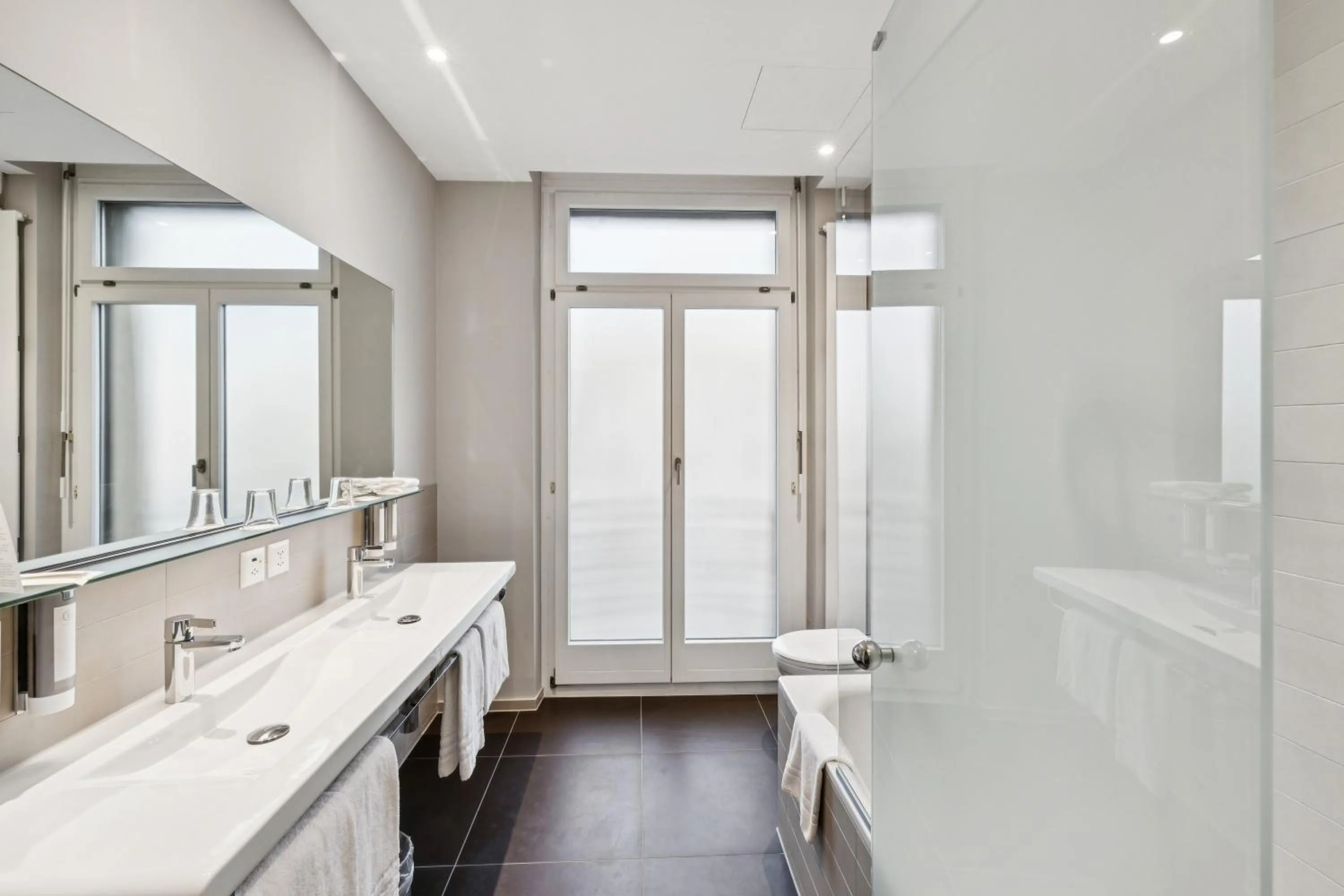 Toilet in GLANDON Rooms Elite