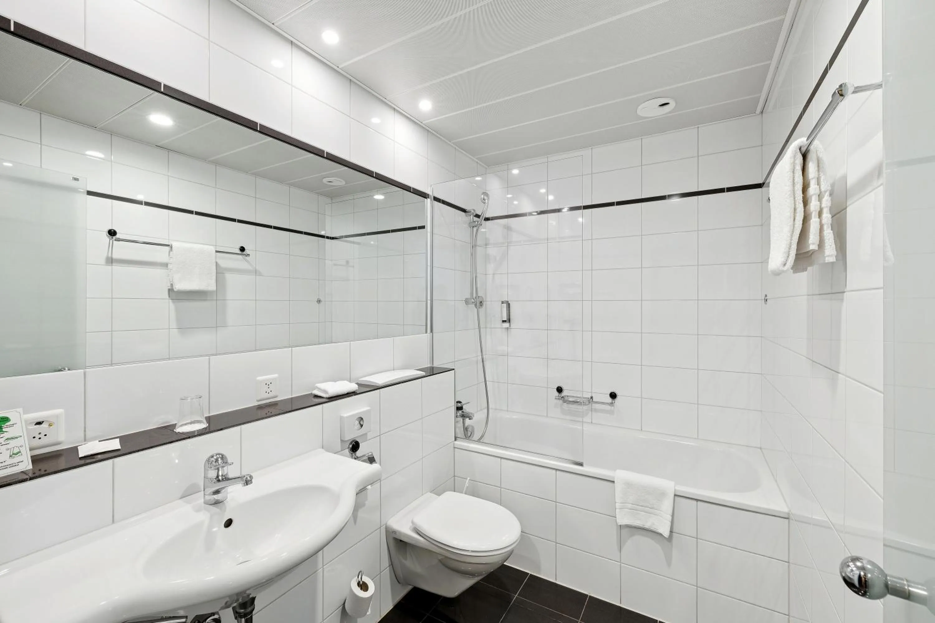 Toilet in GLANDON Rooms Elite