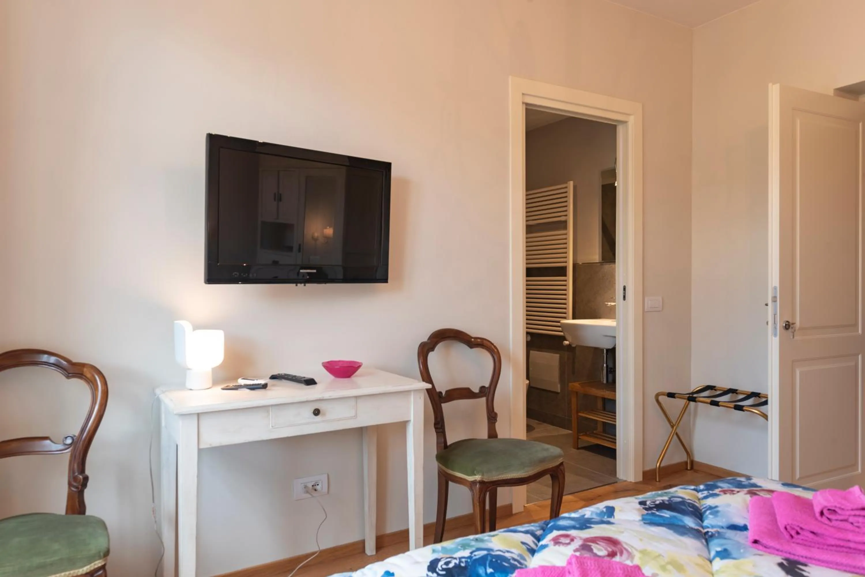 TV and multimedia, Bed in IN LUCUS Guest House