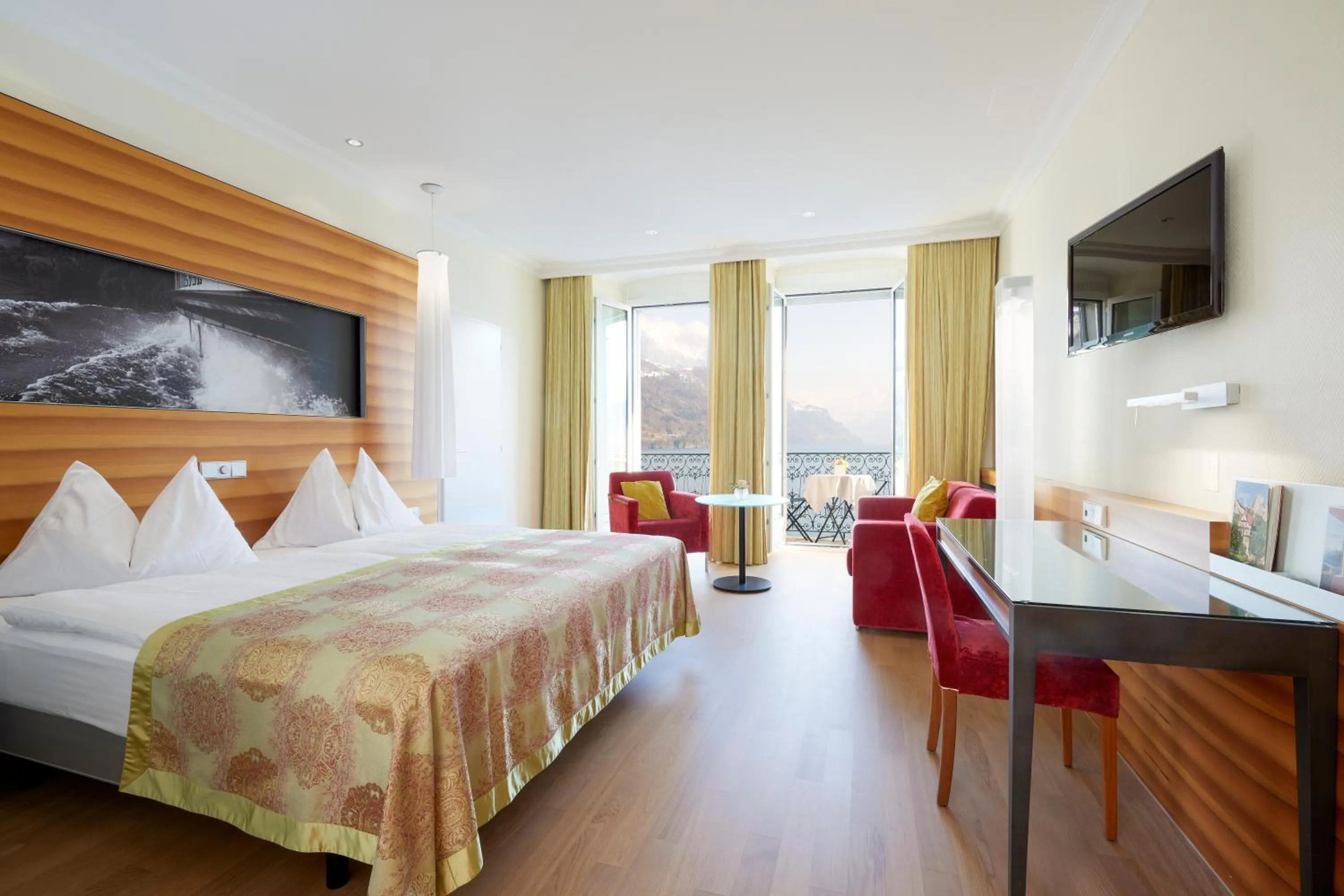 Bed in Seehotel Waldstätterhof Swiss Quality