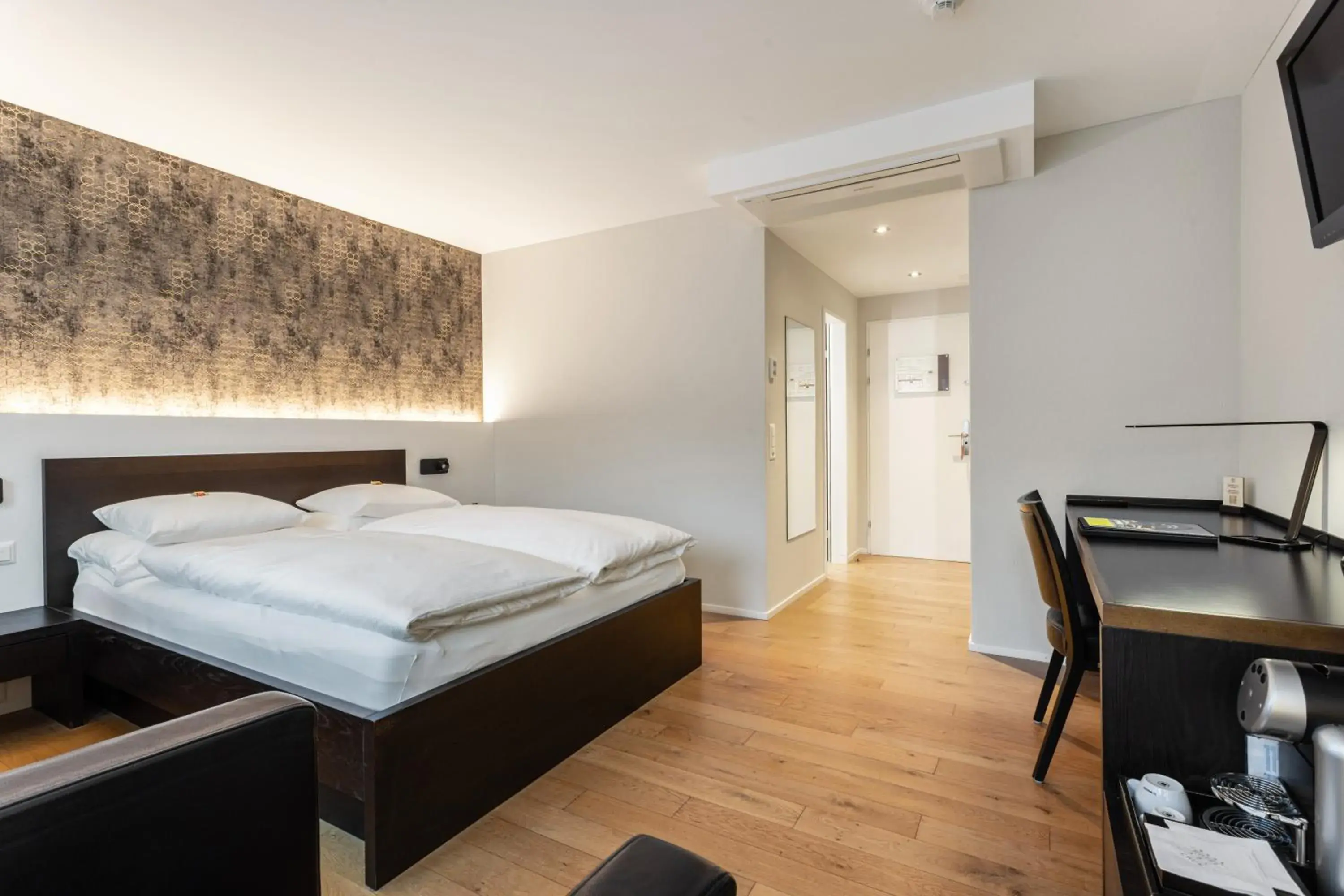 Superior Double Queen Size Room with Air Conditioning - single occupancy in ABC Swiss Quality Hotel Superior Double Queen Size Room with Air Conditioning - single occupancy in ABC Swiss Quality Hotel