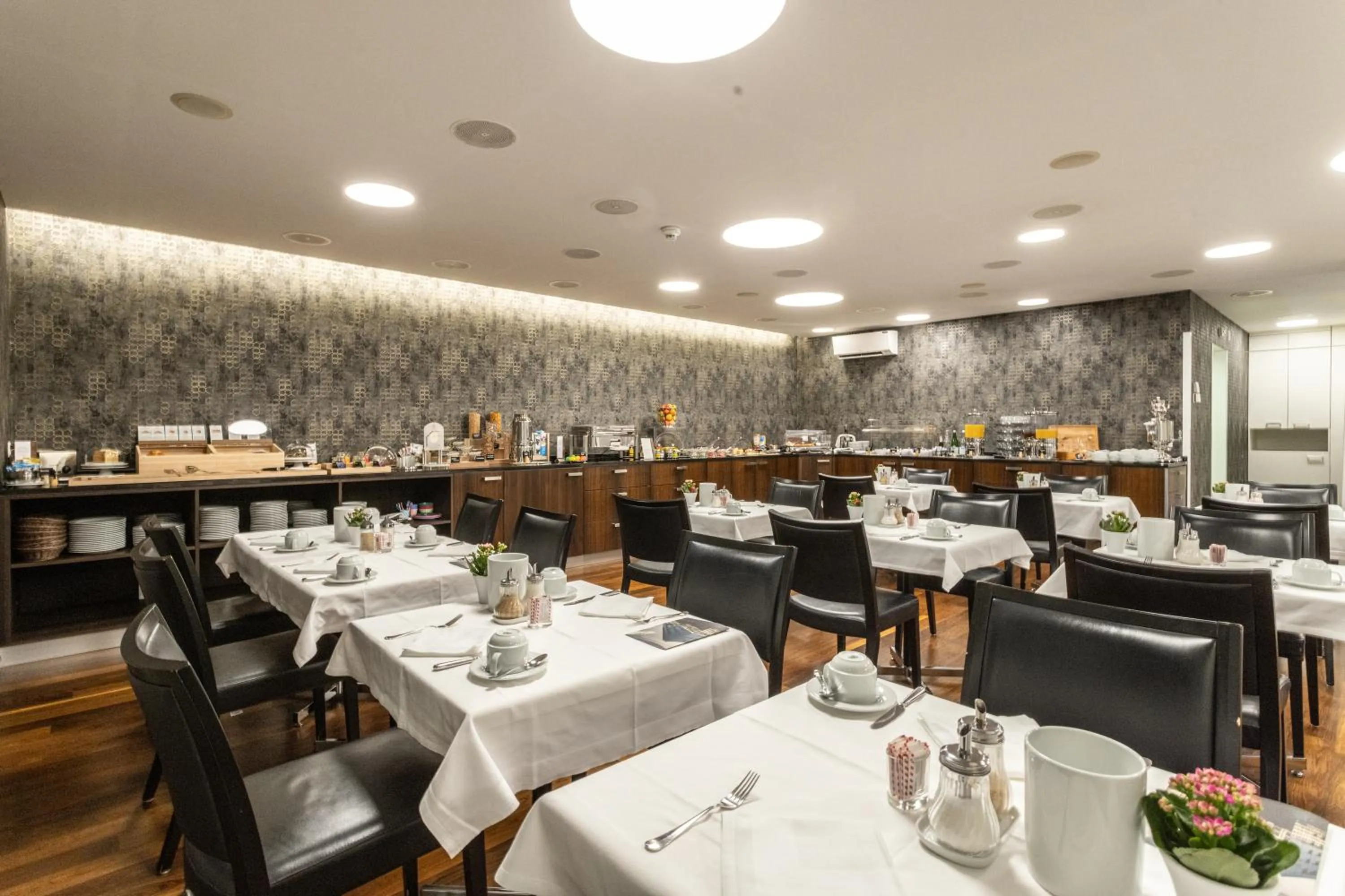 Restaurant/places to eat in ABC Swiss Quality Hotel