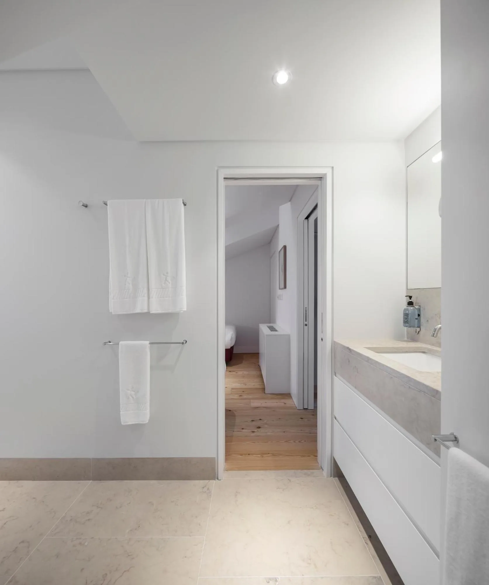 Bathroom, Bed in Lisbon Serviced Apartments - Mouraria