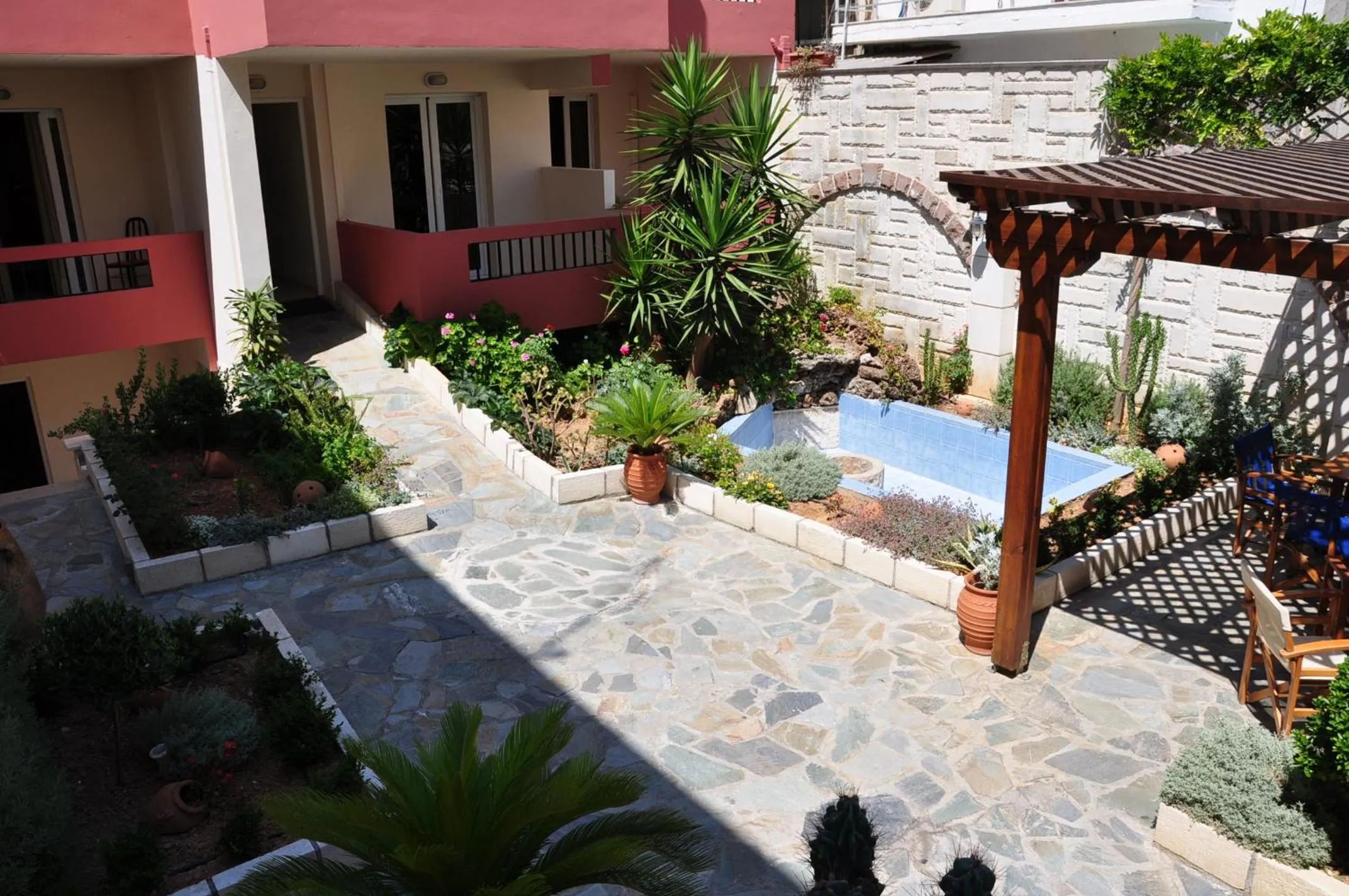 Garden view in Flisvos