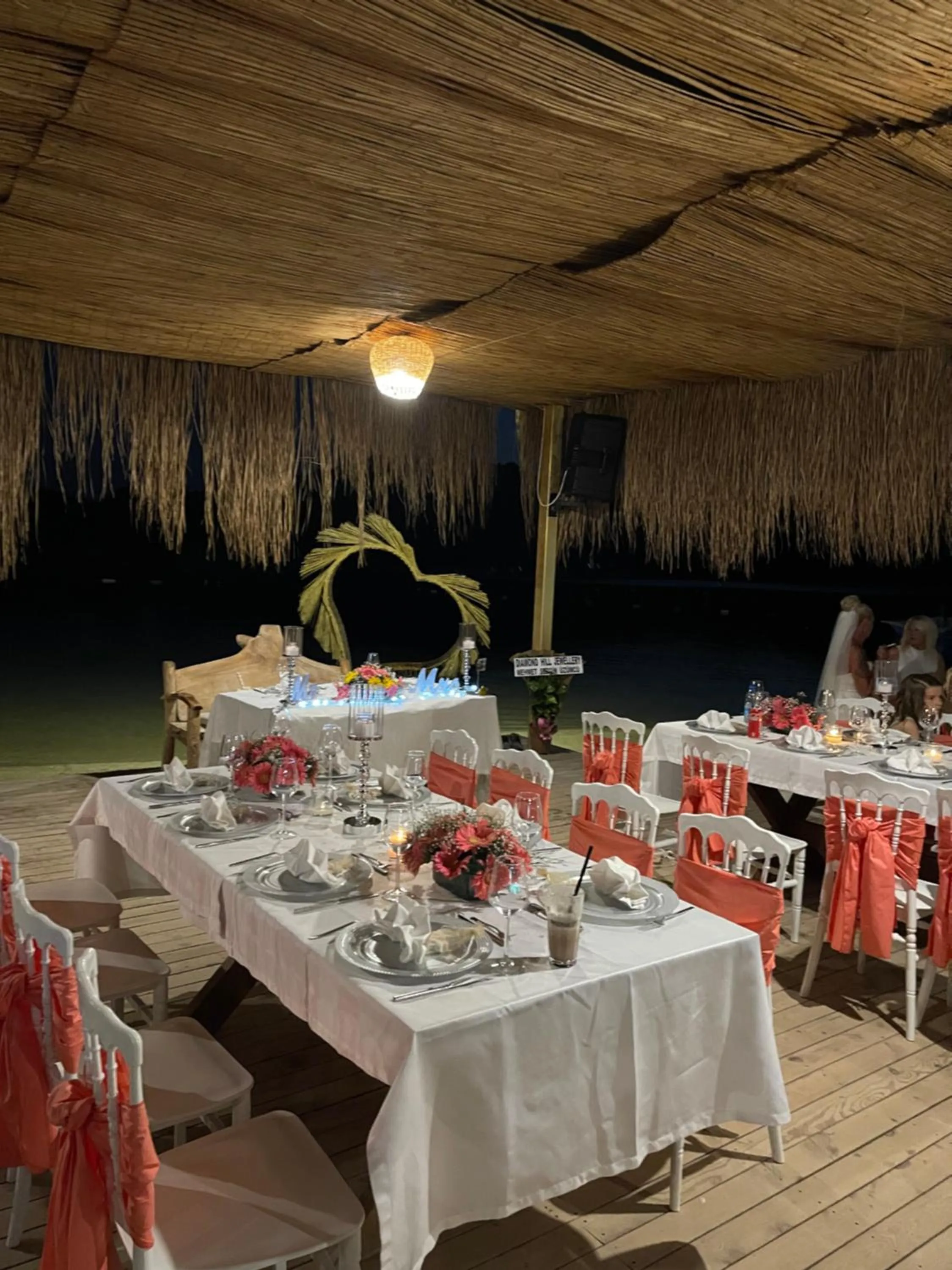 Restaurant/places to eat in Green Pine Bungalows & Beach Luxury Concept