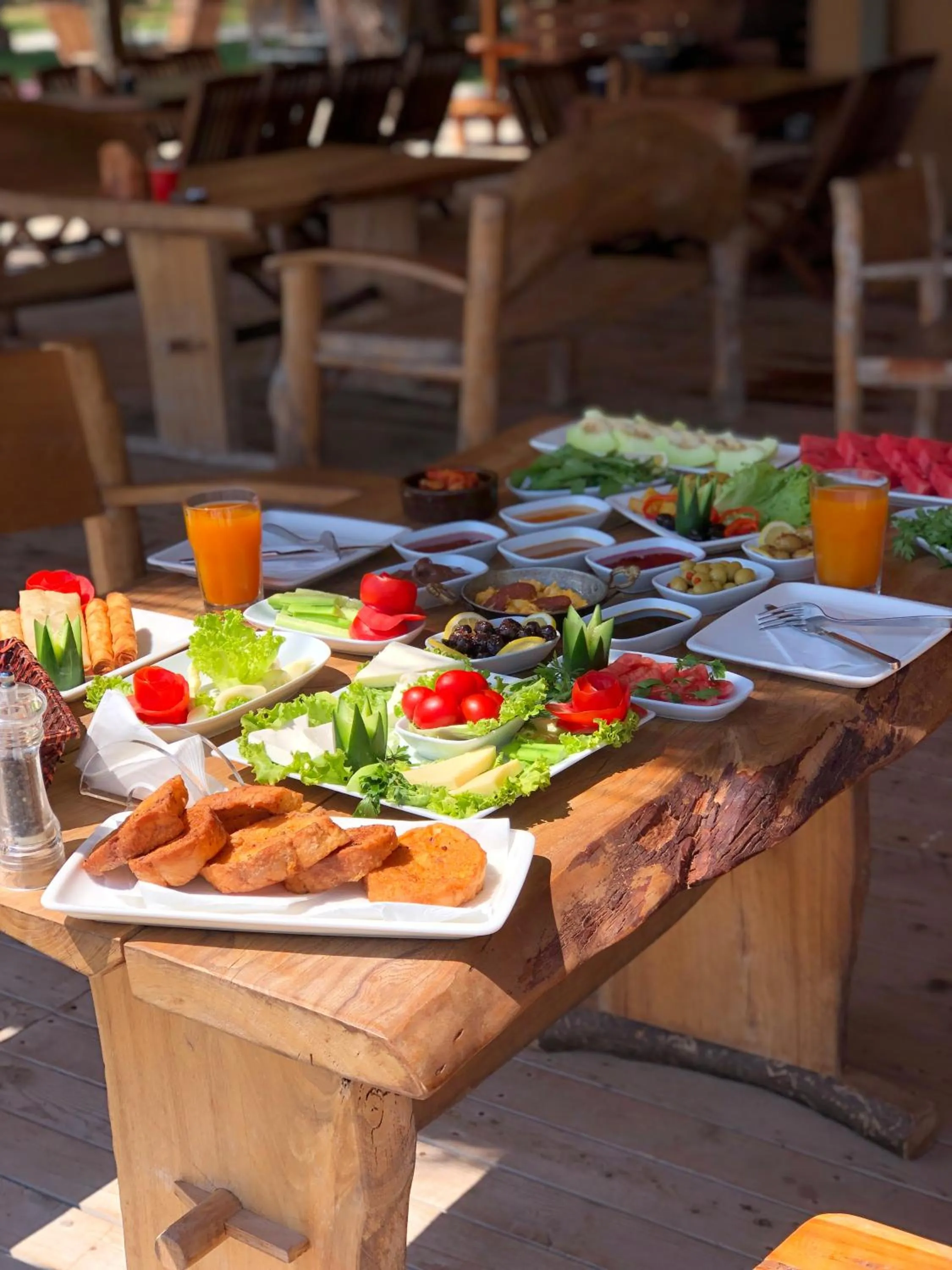 Restaurant/places to eat in Green Pine Bungalows & Beach Luxury Concept