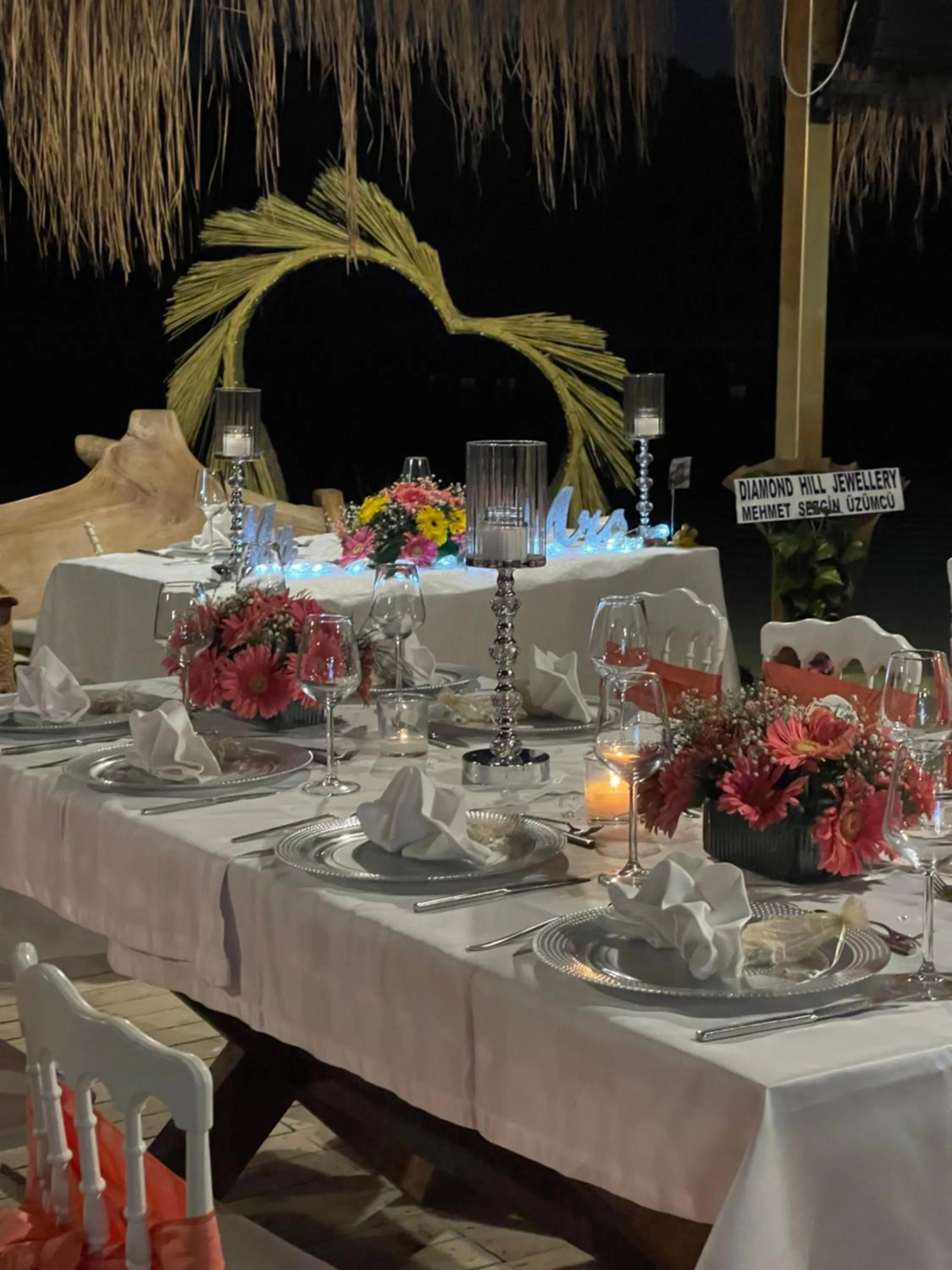 Restaurant/places to eat in Green Pine Bungalows & Beach Luxury Concept