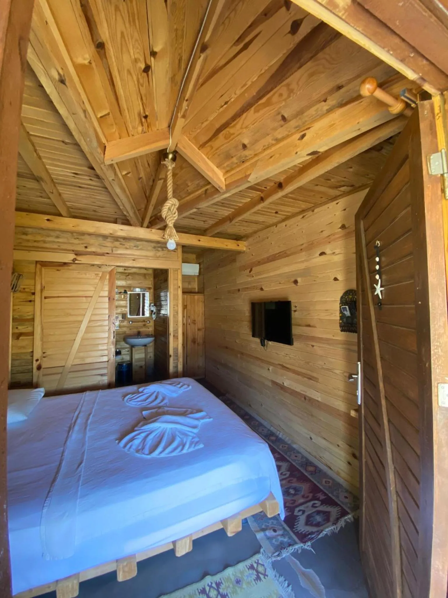 Communal lounge/ TV room in Green Pine Bungalows & Beach Luxury Concept