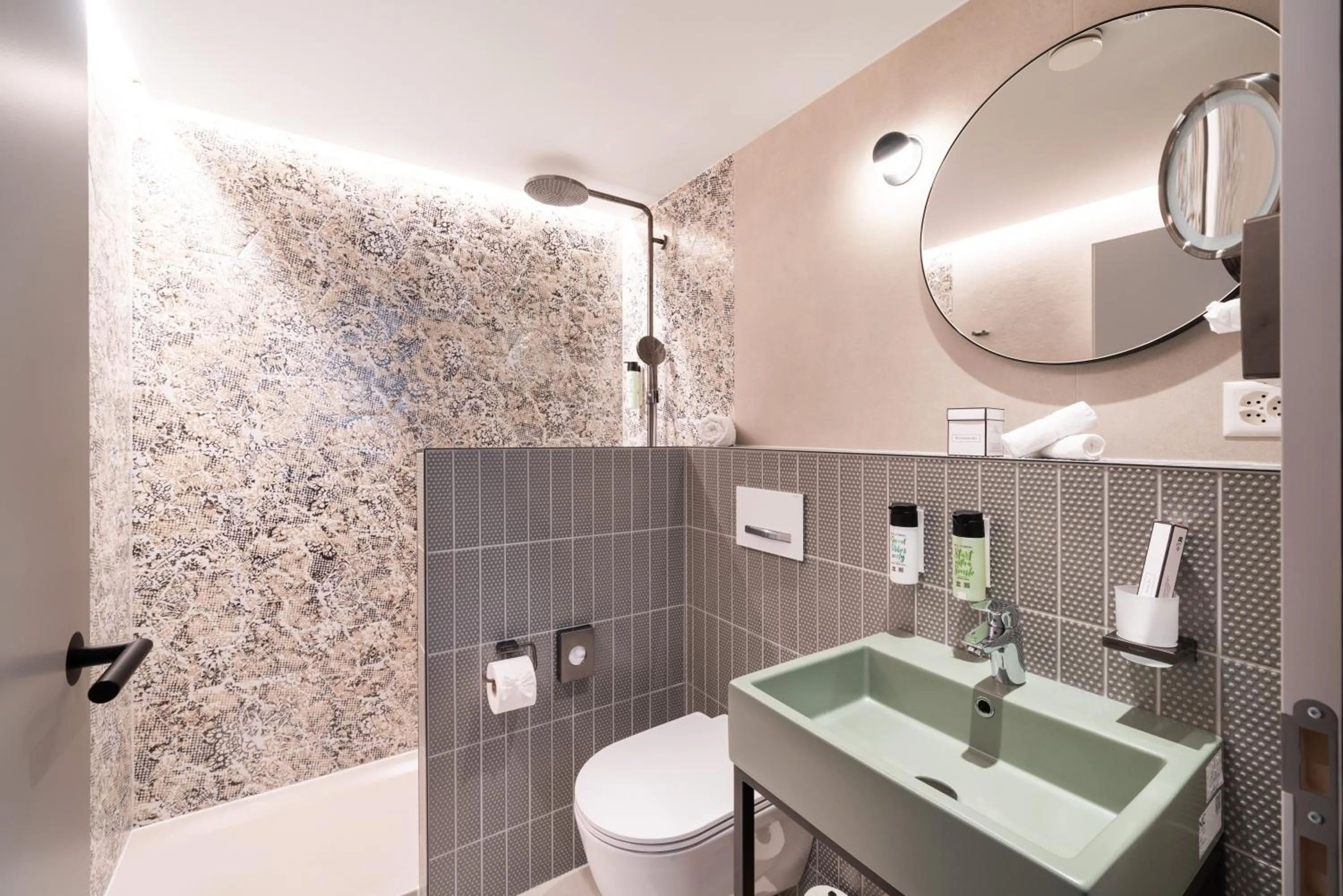 Shower in Stella Swiss Quality Hotel