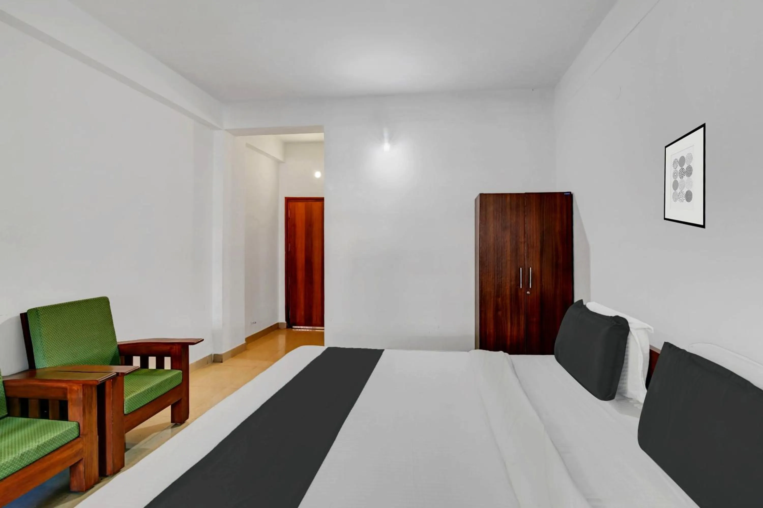 Bedroom, Bed in Super Collection O Madikeri City Center Near KSRTC Bus Stand Coorg Formerly Hotel Ragsys