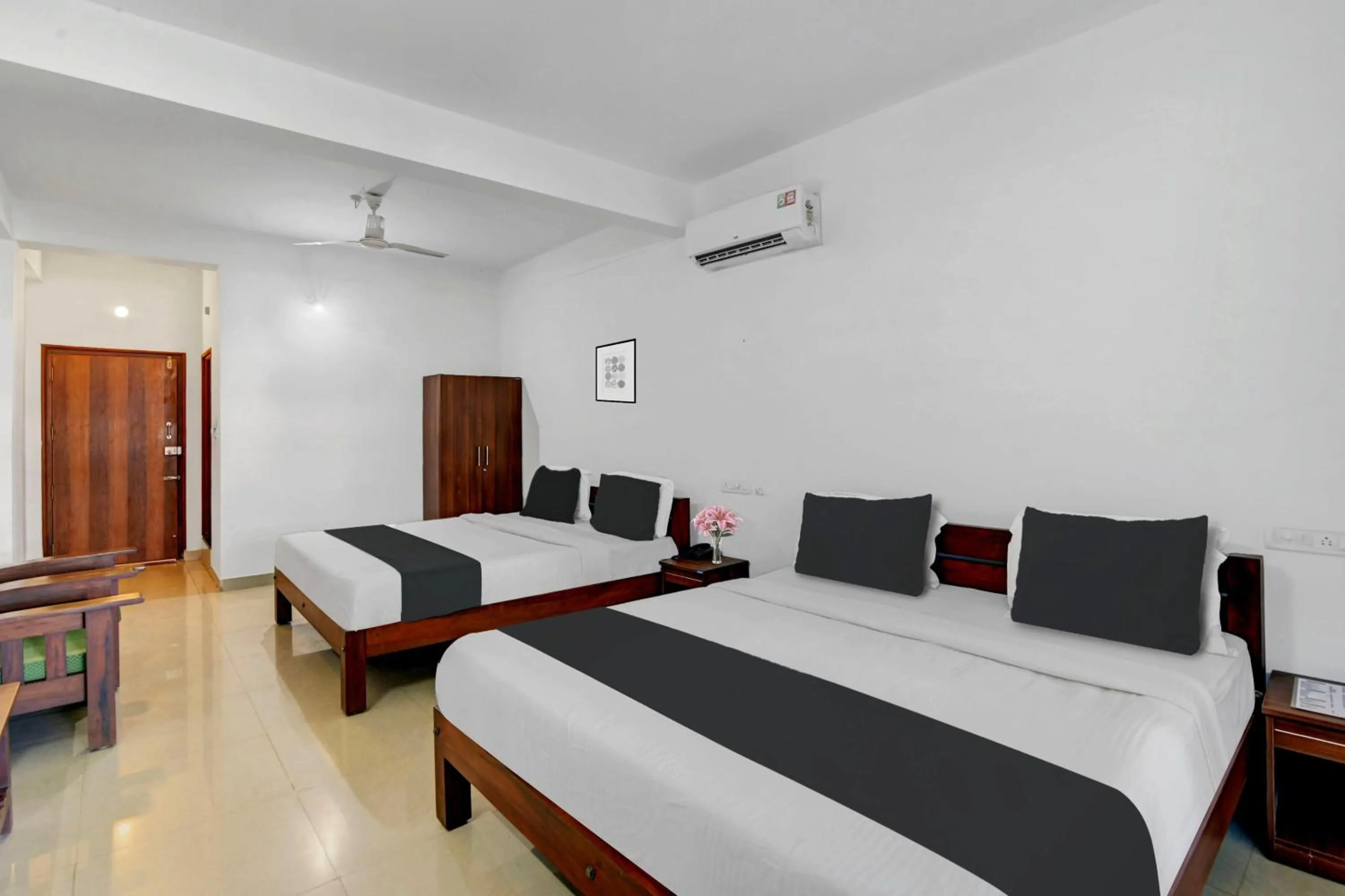 Bedroom, Bed in Super Collection O Madikeri City Center Near KSRTC Bus Stand Coorg Formerly Hotel Ragsys