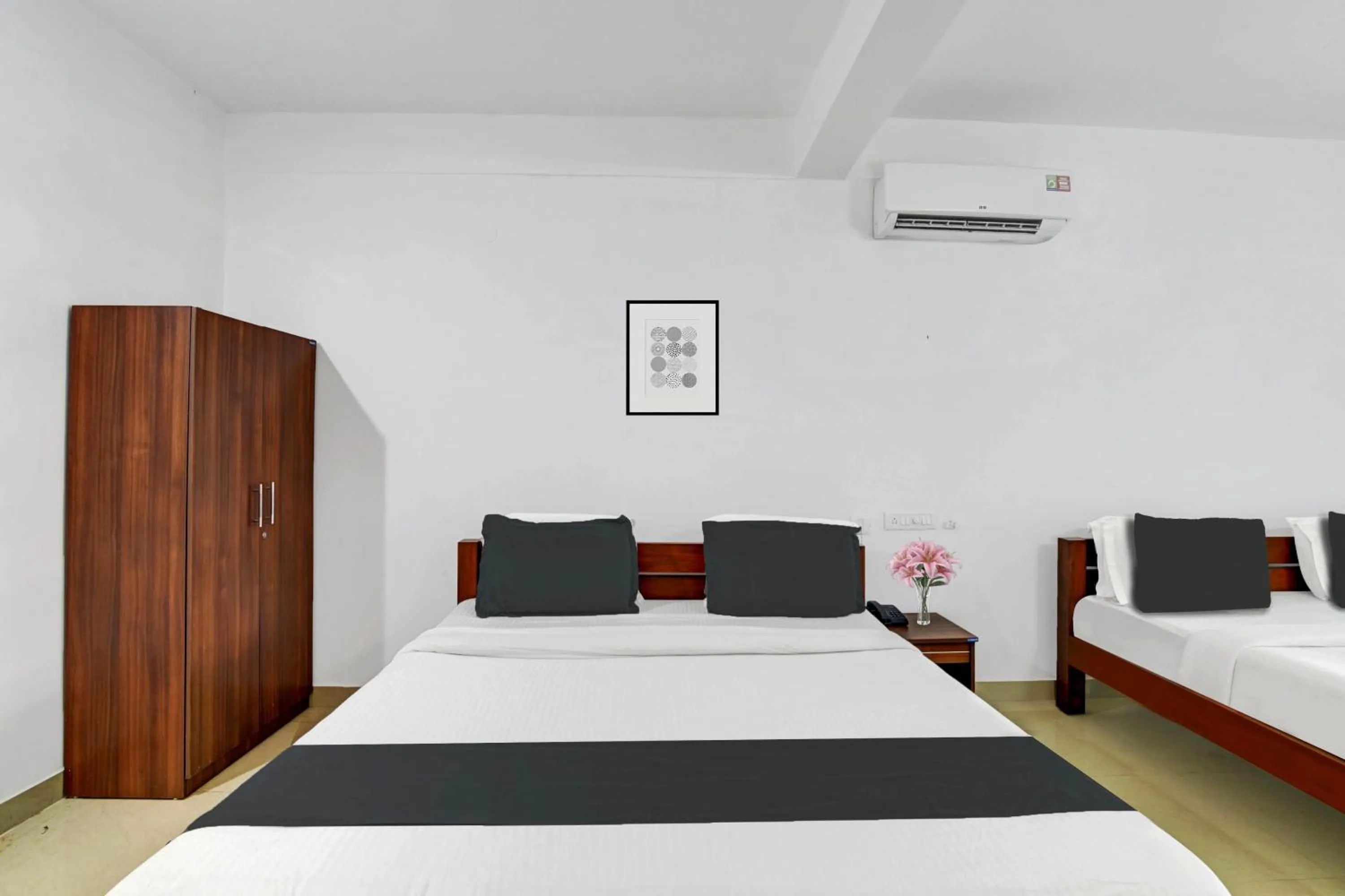 Bedroom, Bed in Super Collection O Madikeri City Center Near KSRTC Bus Stand Coorg Formerly Hotel Ragsys