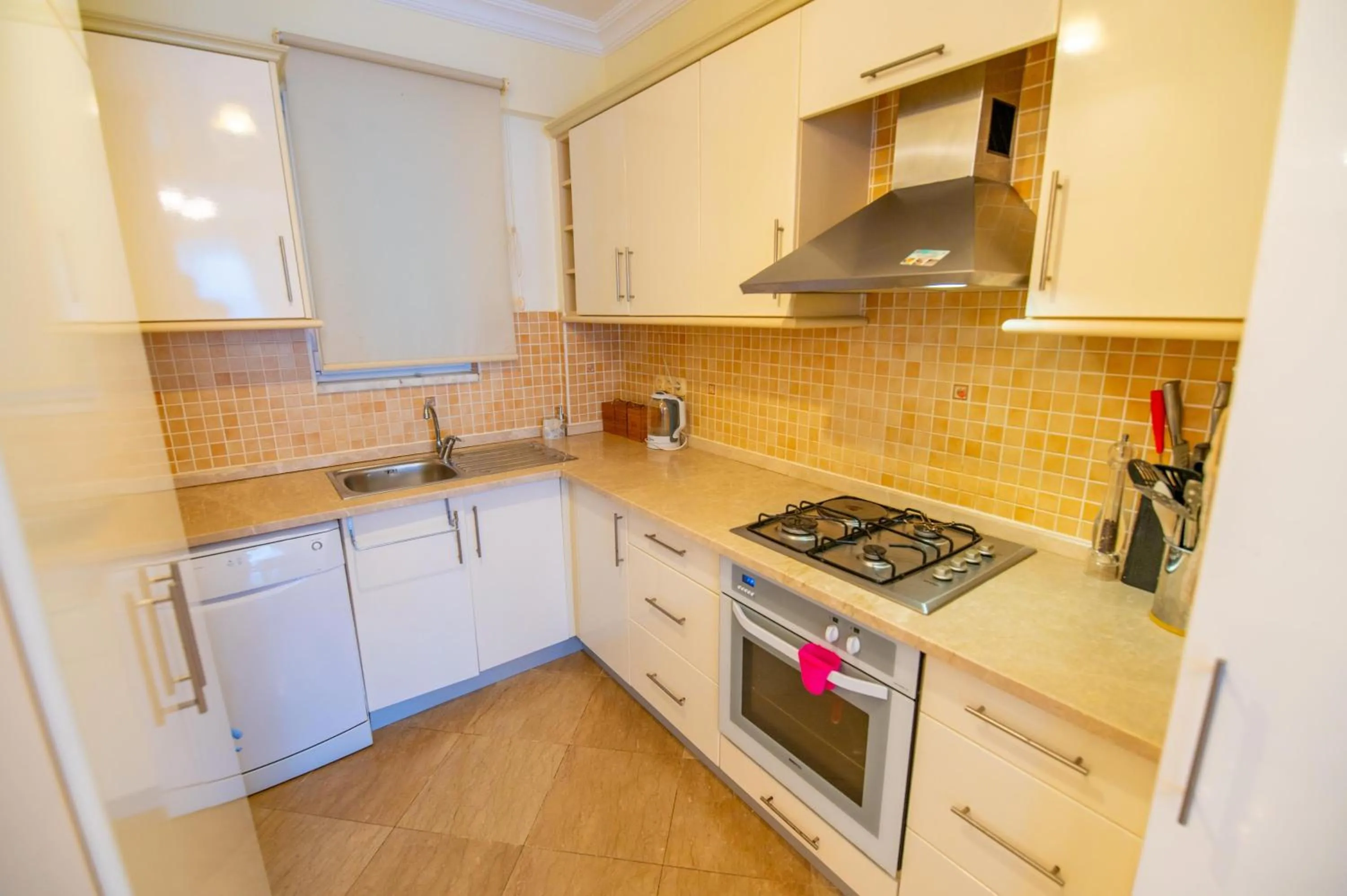 Kitchen or kitchenette in Sunset Beach Resort Aqua Lettings