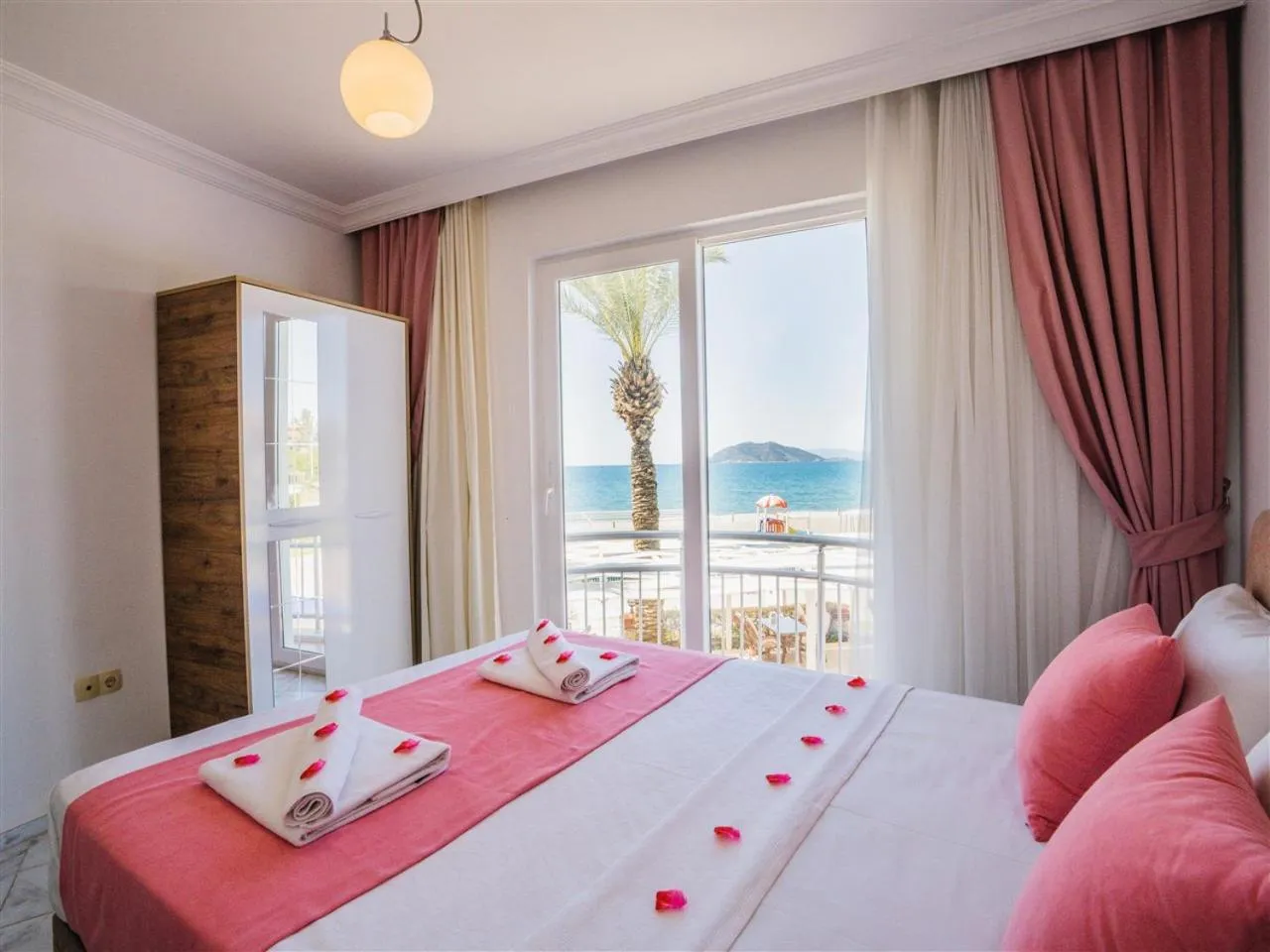 Bedroom, Bed in Sunset Beach Resort Aqua Lettings