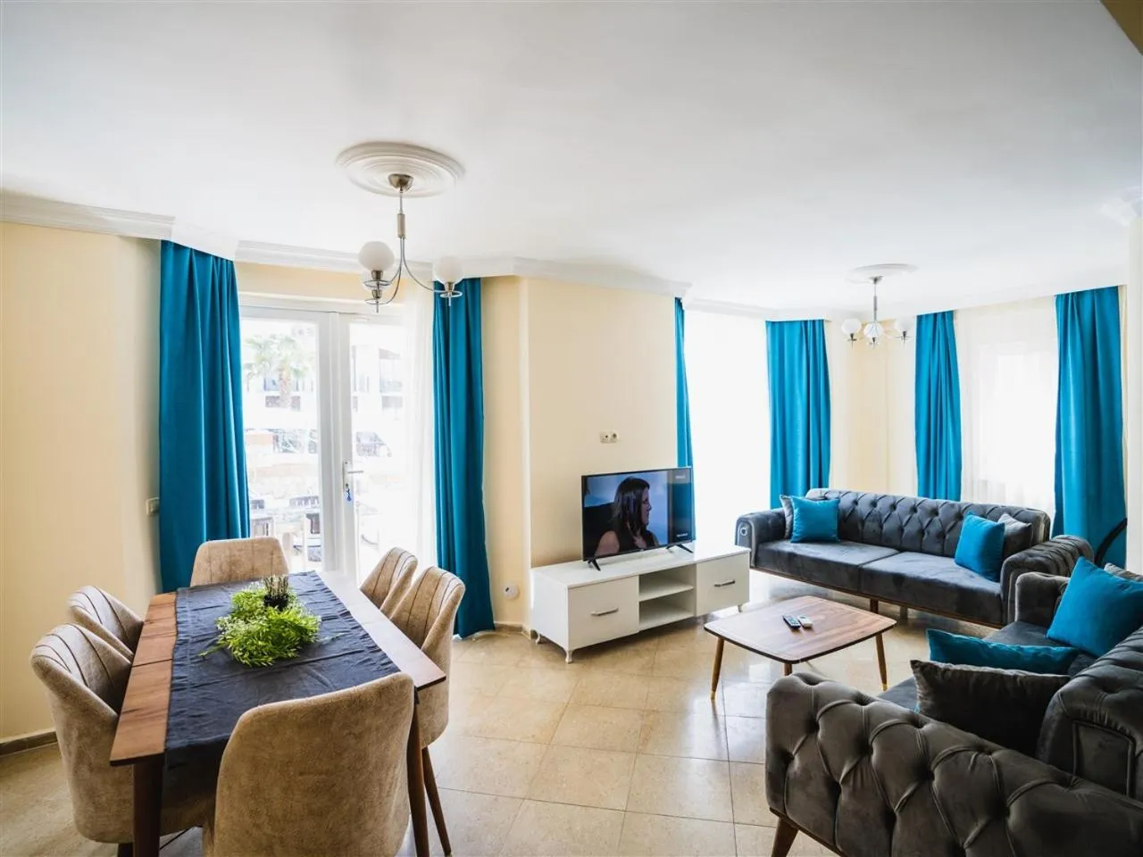 Communal lounge/ TV room in Sunset Beach Resort Aqua Lettings