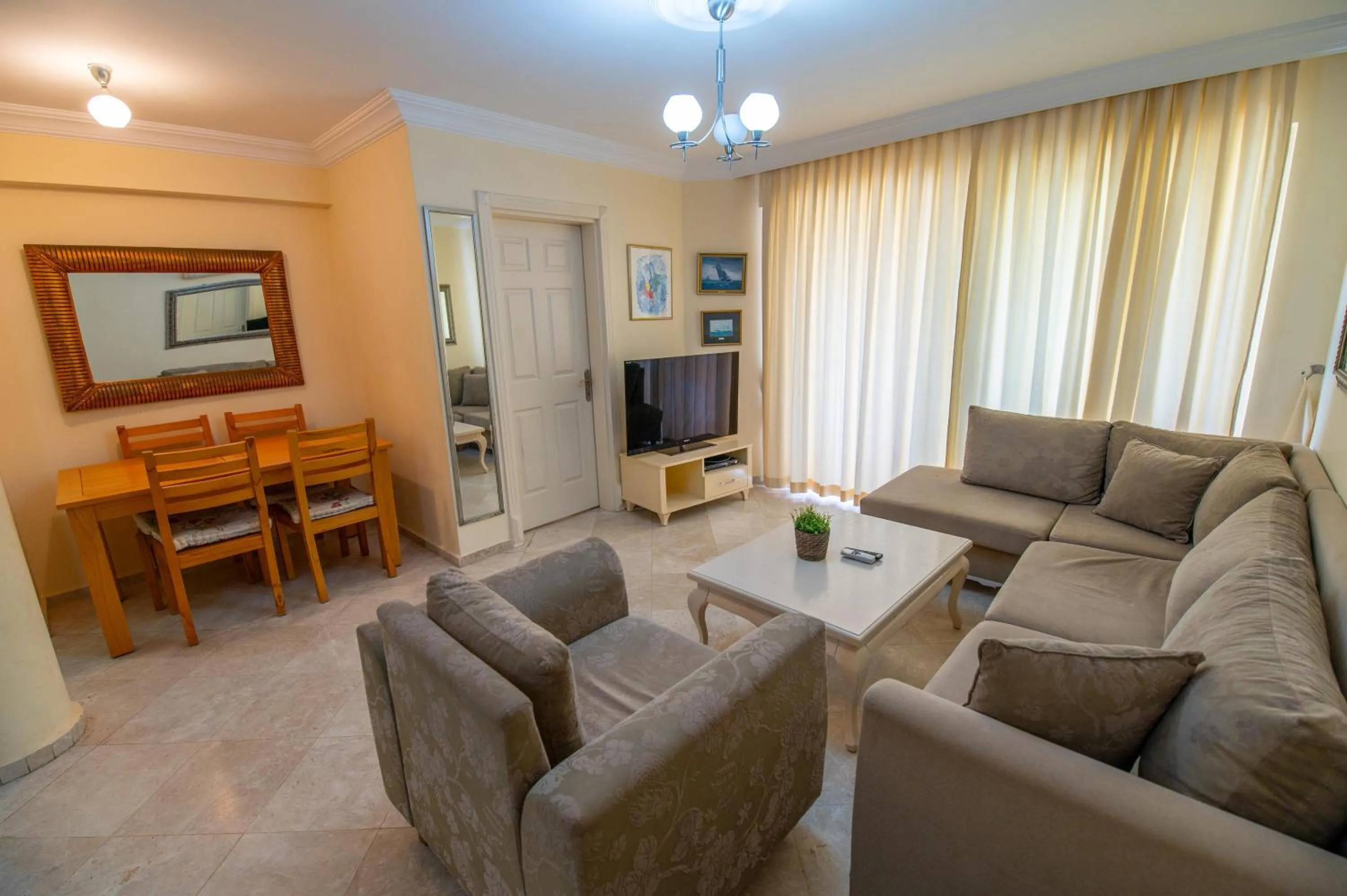 Communal lounge/ TV room in Sunset Beach Resort Aqua Lettings