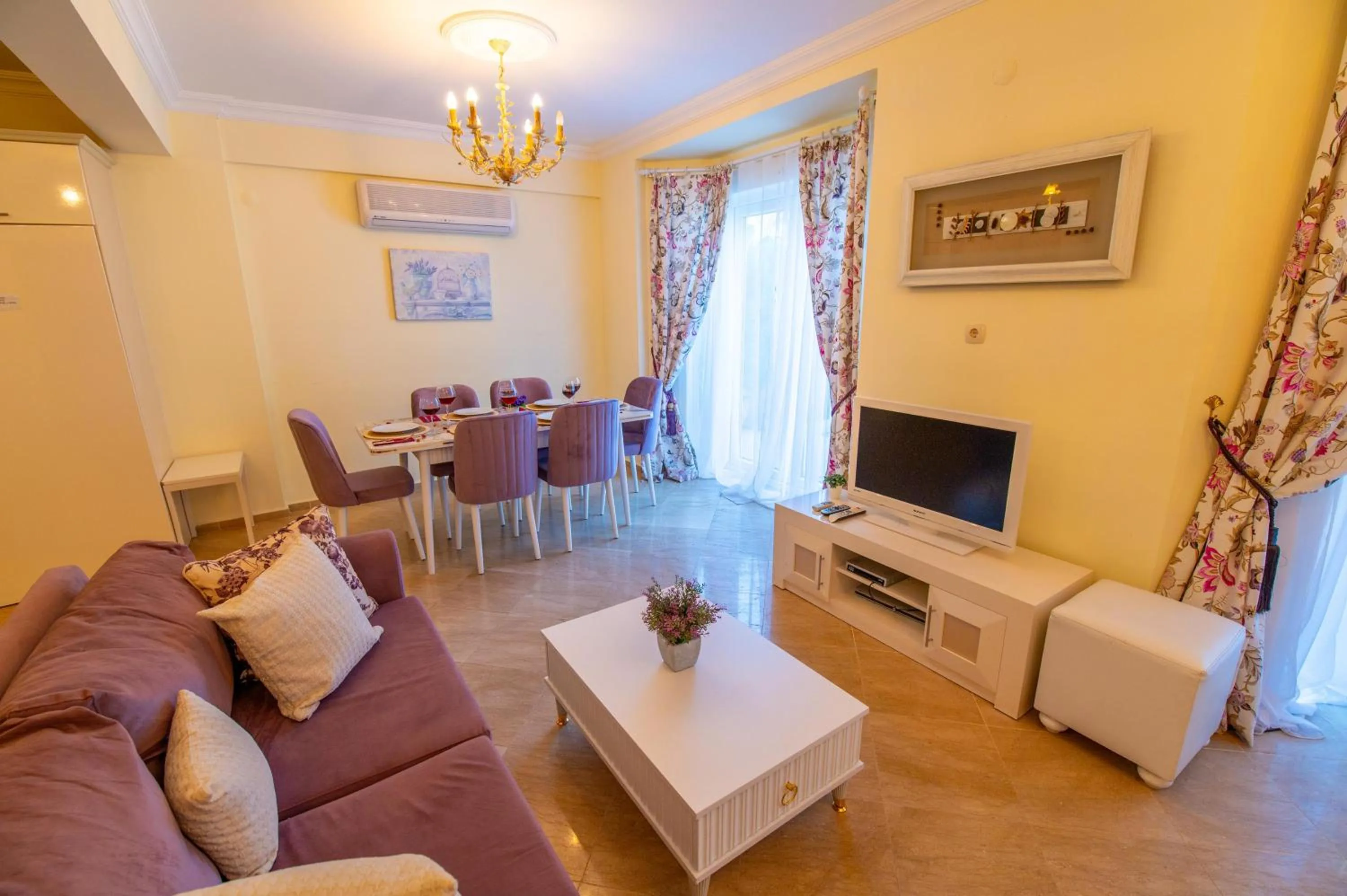 Communal lounge/ TV room in Sunset Beach Resort Aqua Lettings