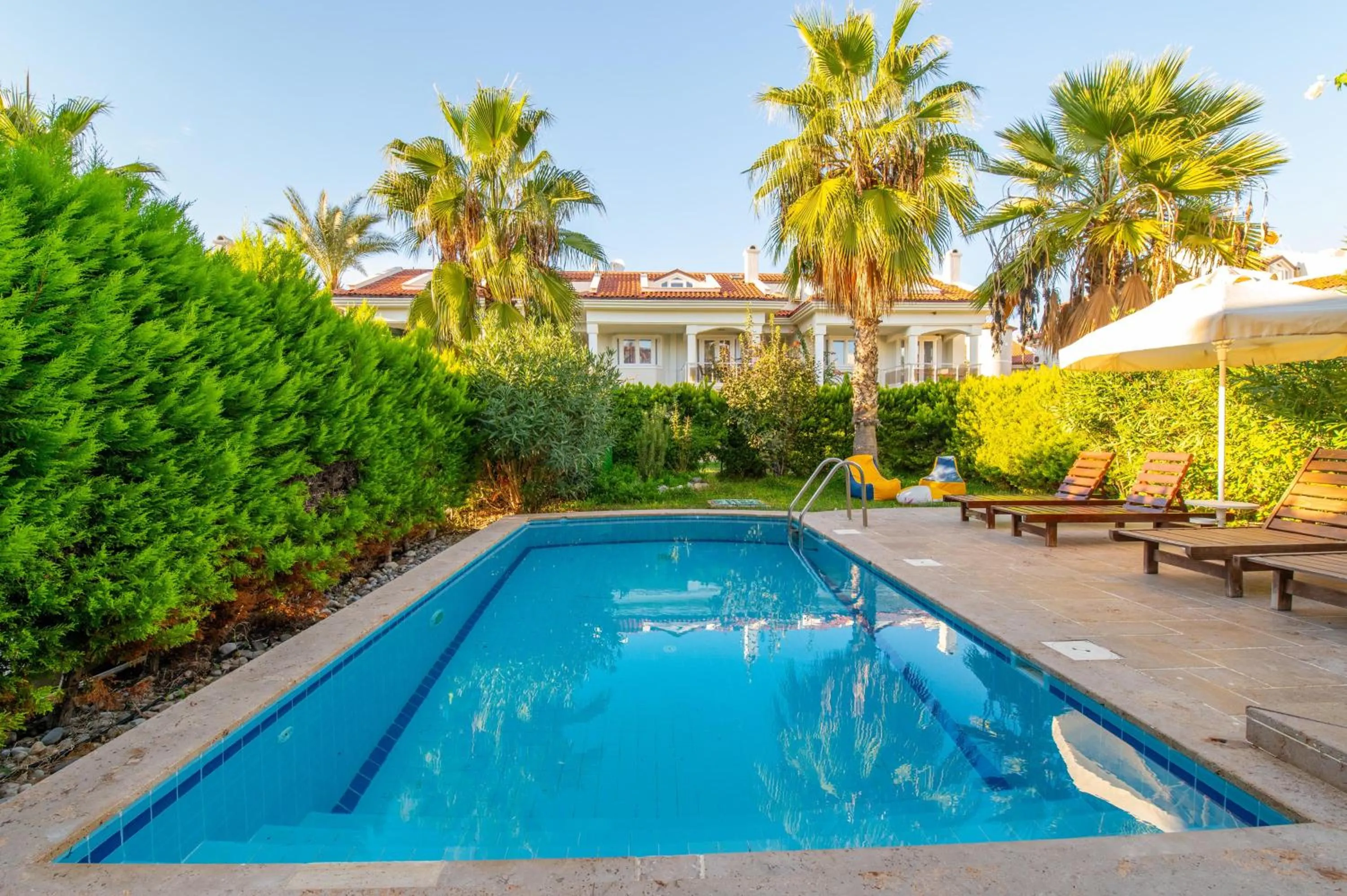 Swimming pool in Sunset Beach Resort Aqua Lettings