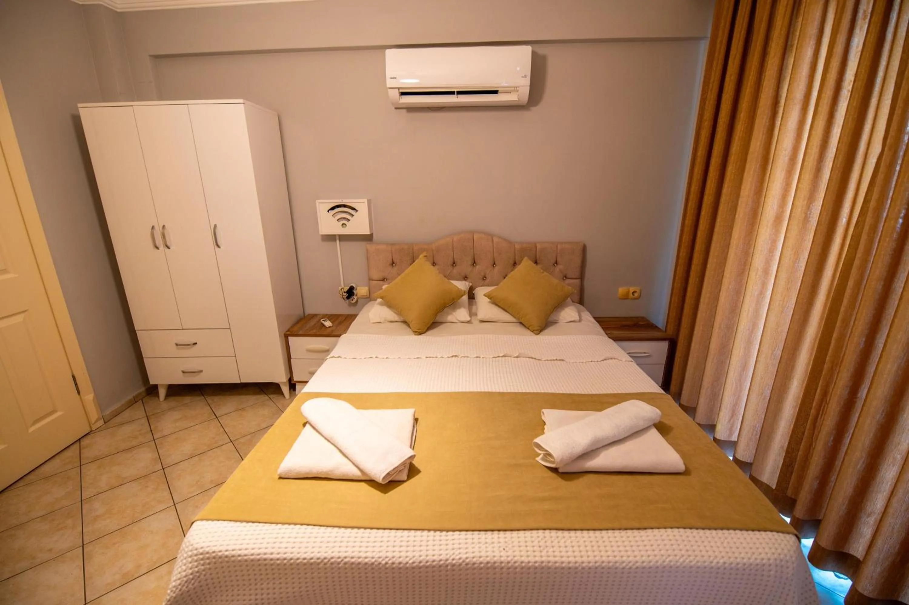 Bedroom, Bed in Sunset Beach Resort Aqua Lettings