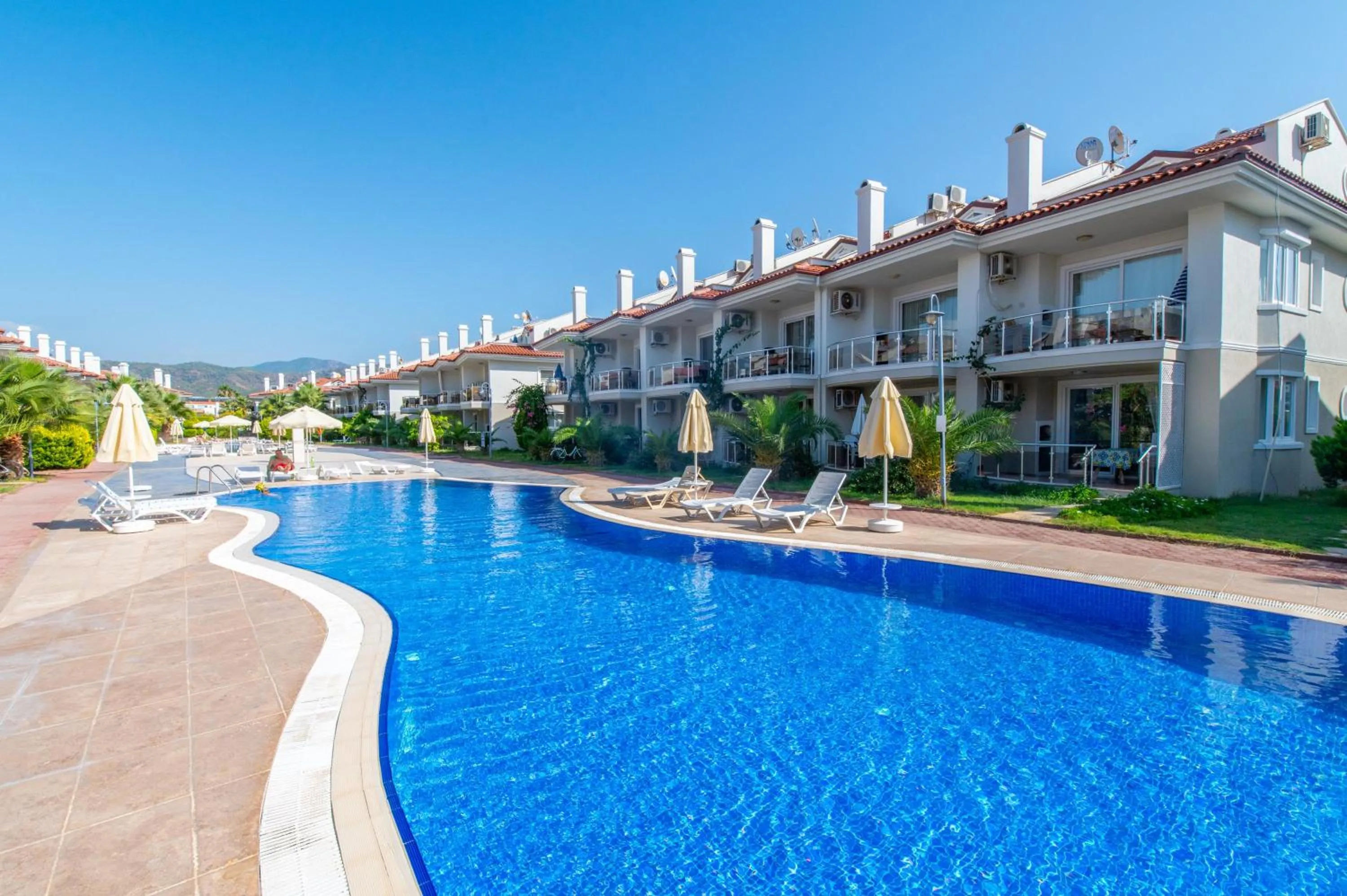 Pool view in Sunset Beach Resort Aqua Lettings