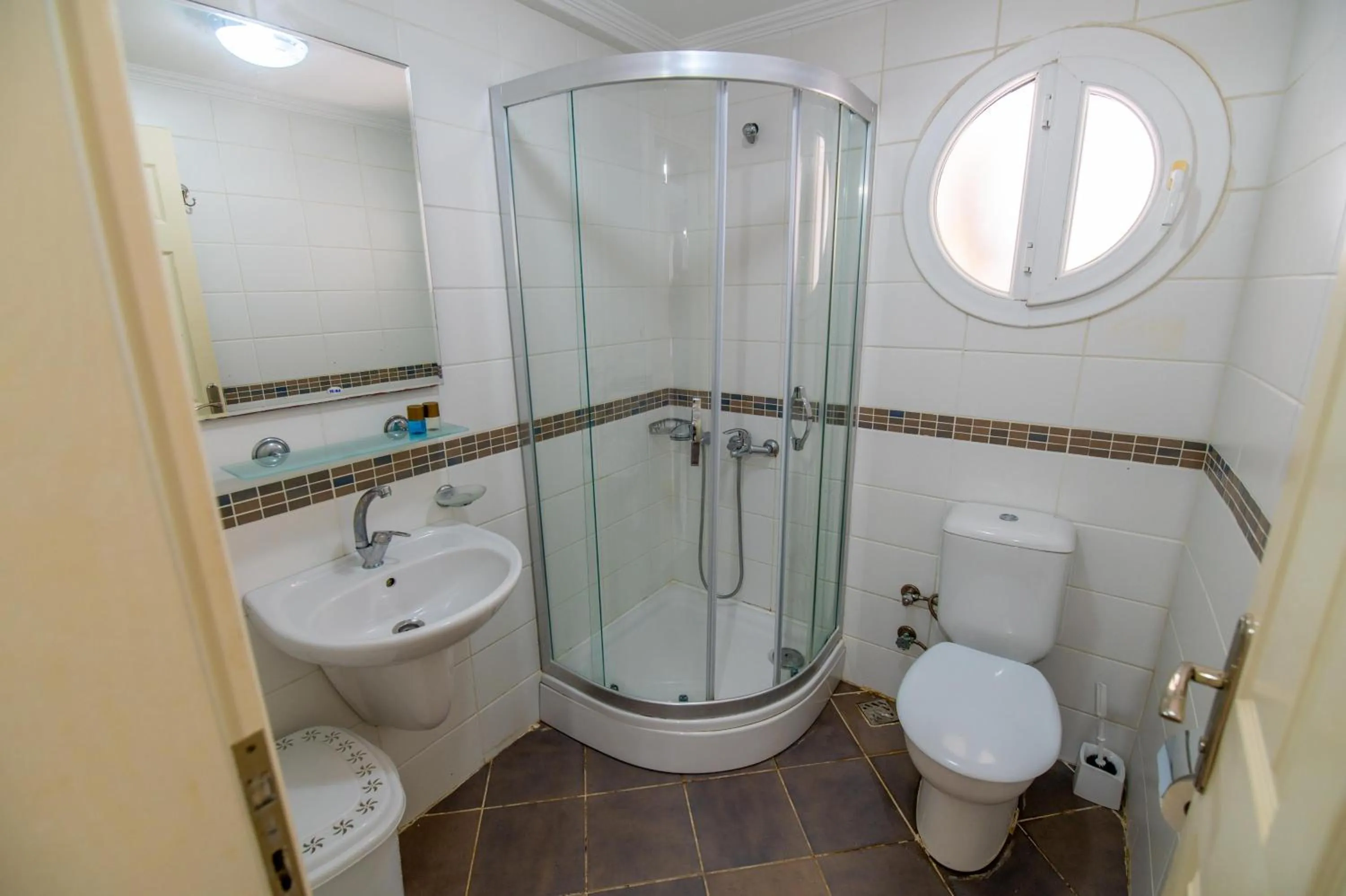 Shower in Sunset Beach Resort Aqua Lettings