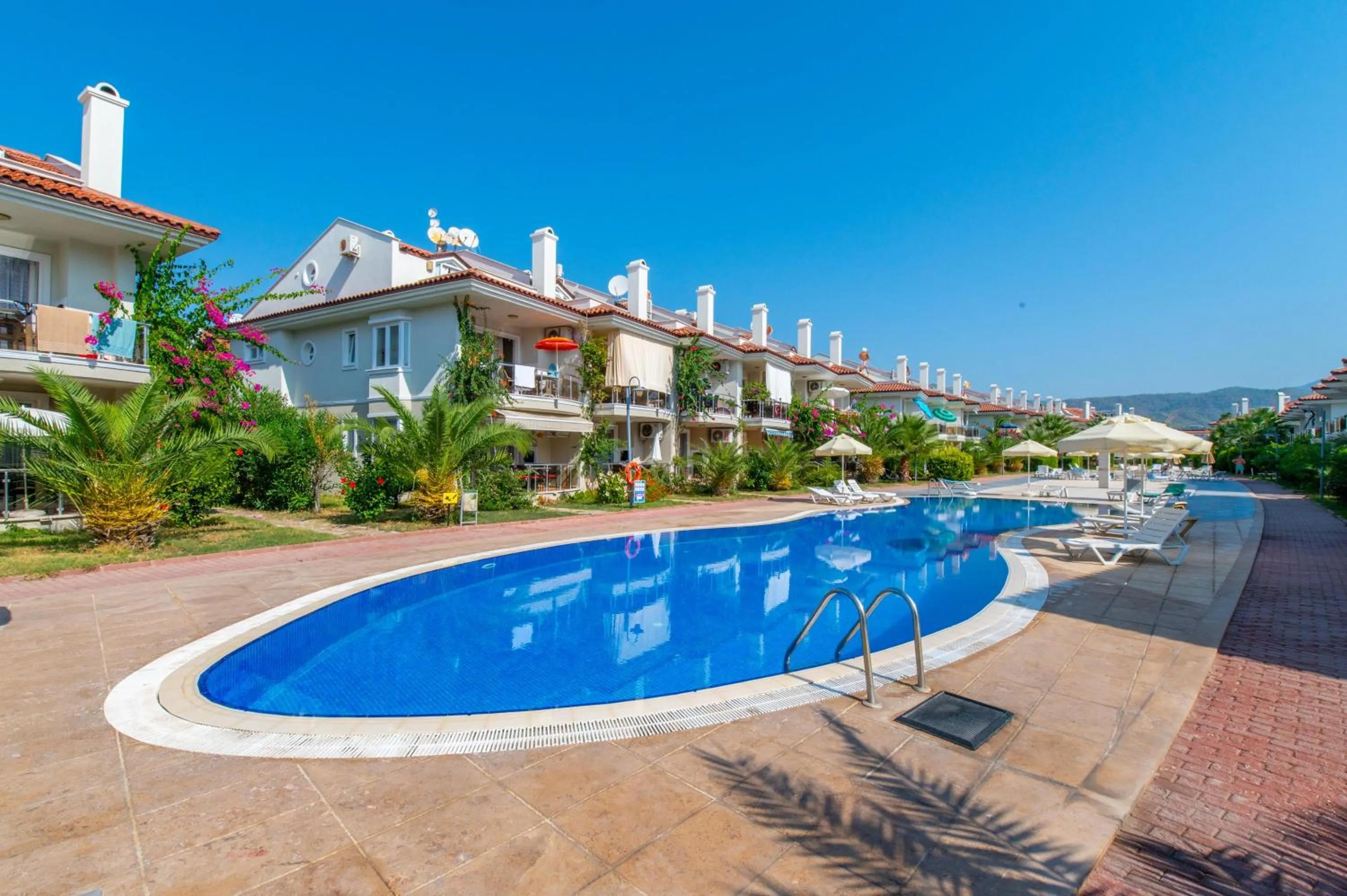 Pool view in Sunset Beach Resort Aqua Lettings