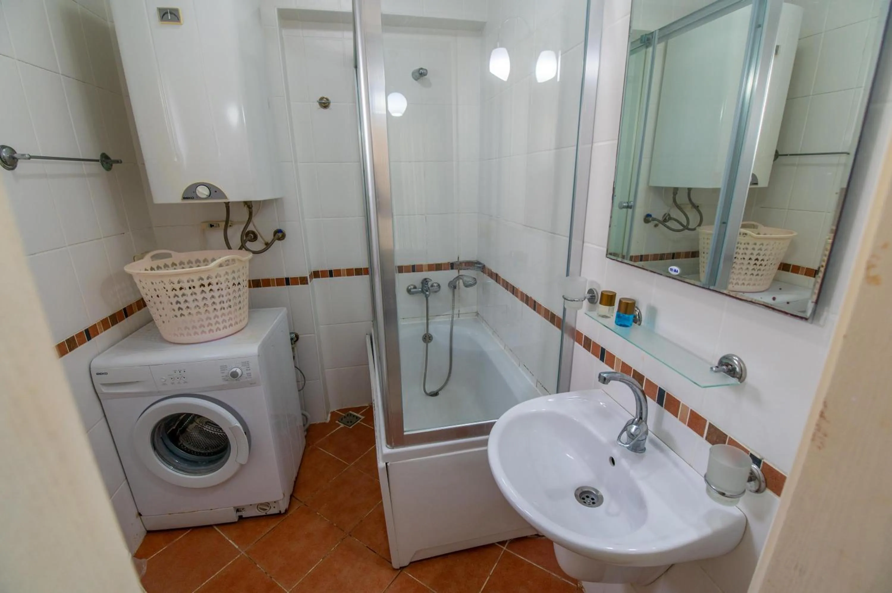 Shower in Sunset Beach Resort Aqua Lettings