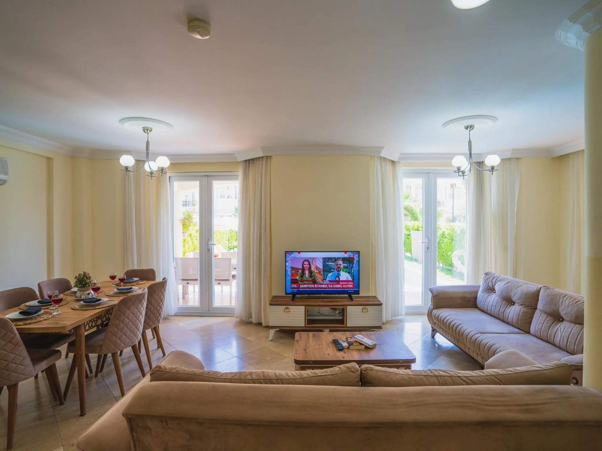 Communal lounge/ TV room in Sunset Beach Resort Aqua Lettings