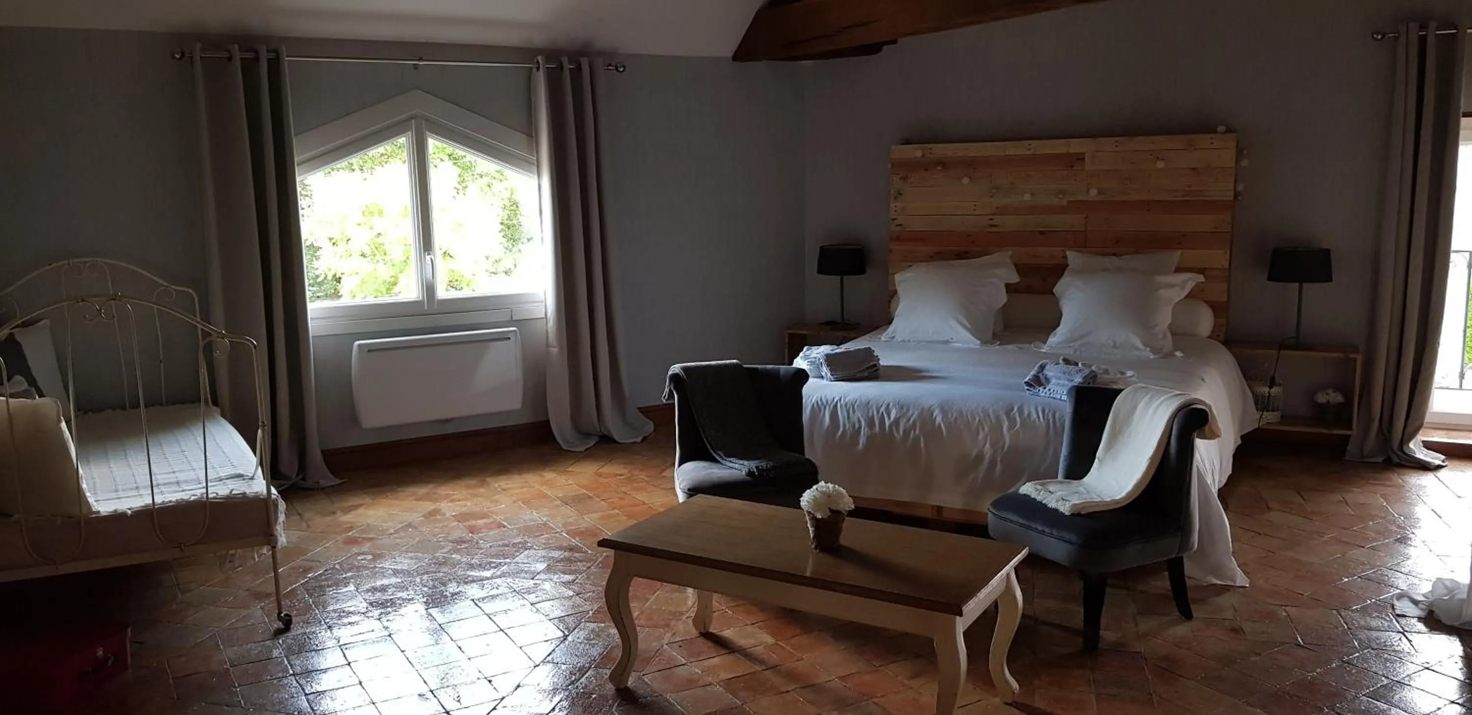 Photo of the whole room, Bed in La Maison Josnes de Mady