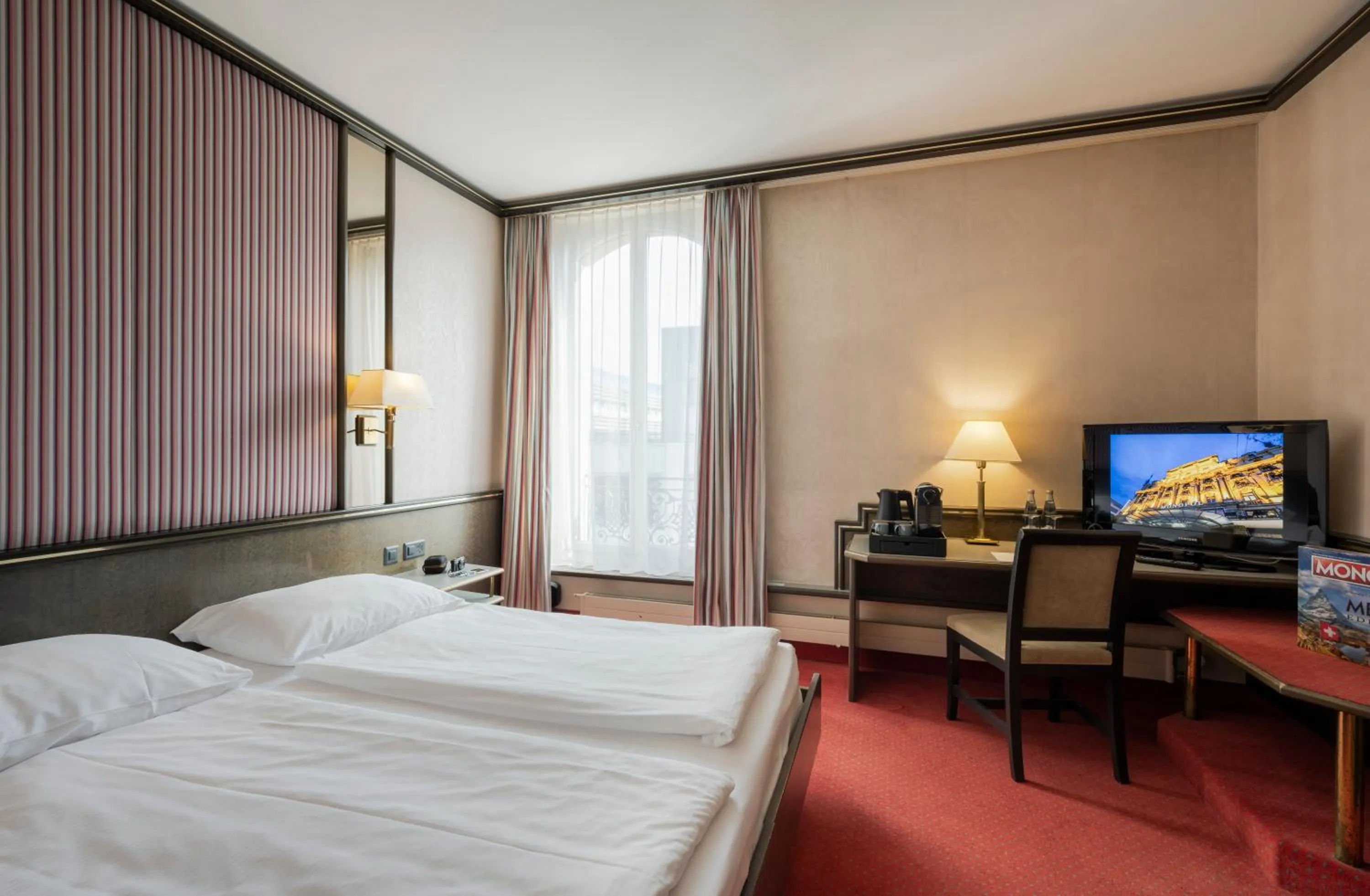 Bedroom, Bed in Hotel Monopol Luzern