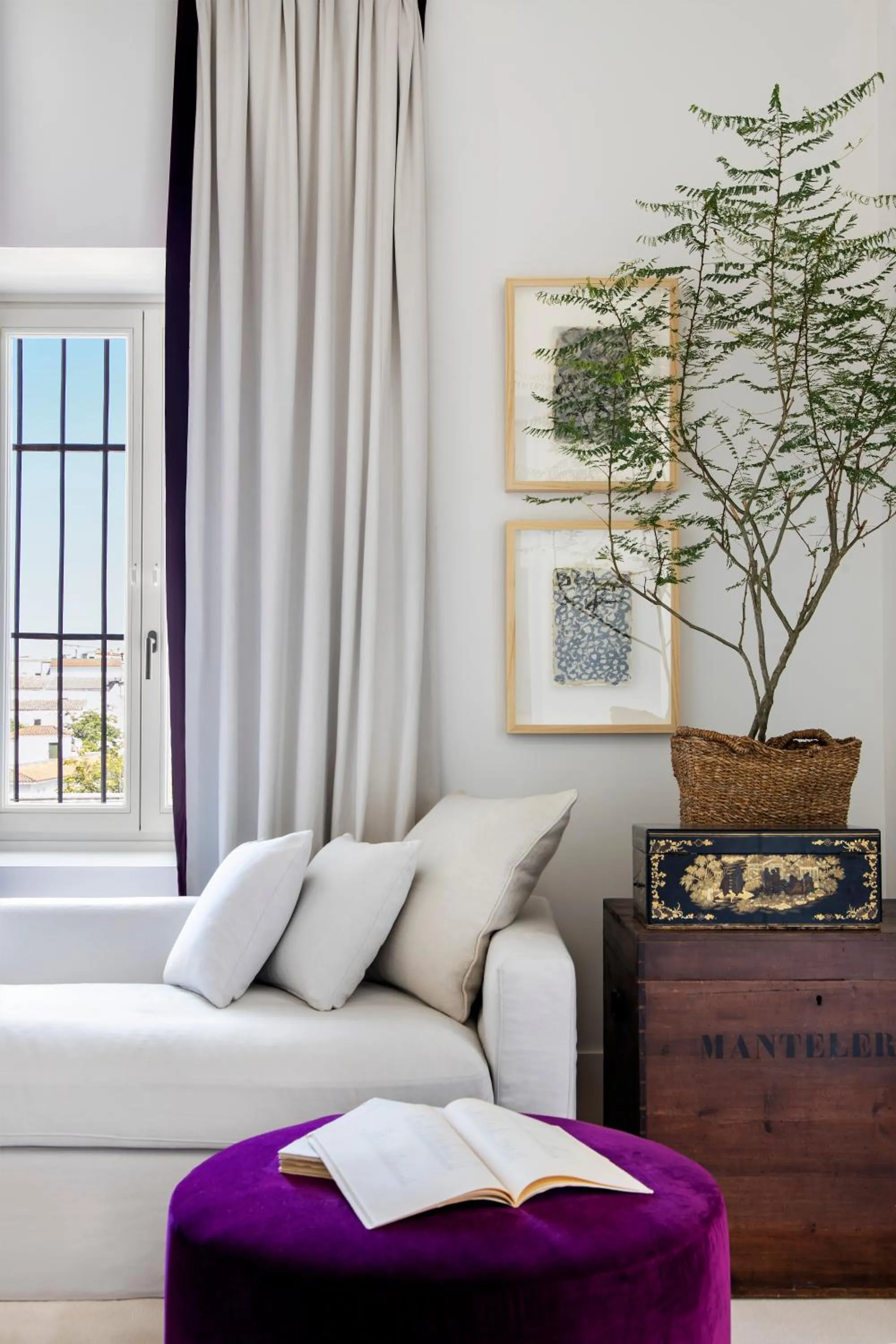 Living room, Bed in Hotel Bodega Tio Pepe