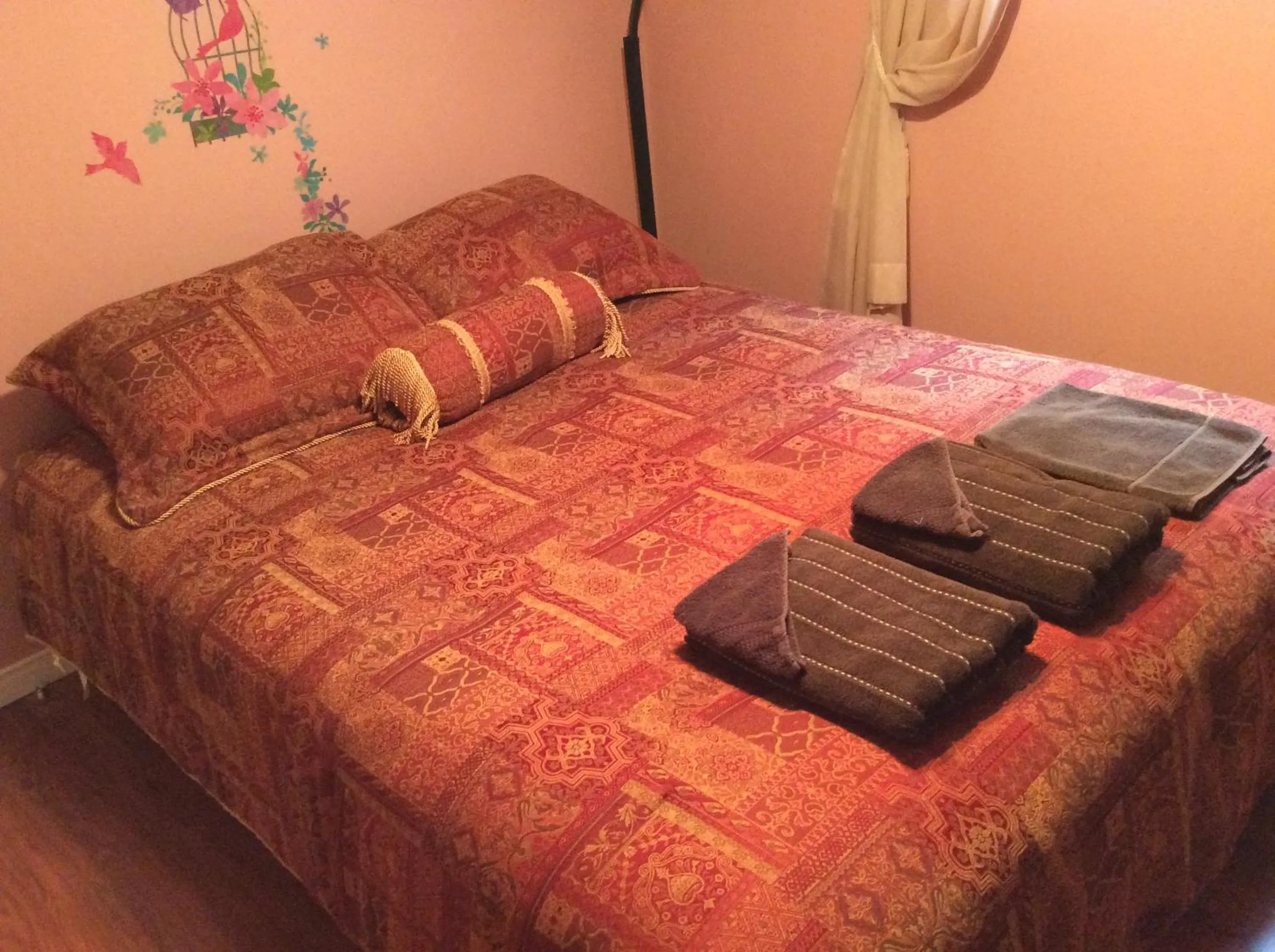 Photo of the whole room, Bed in Chez Lulu et Lutin