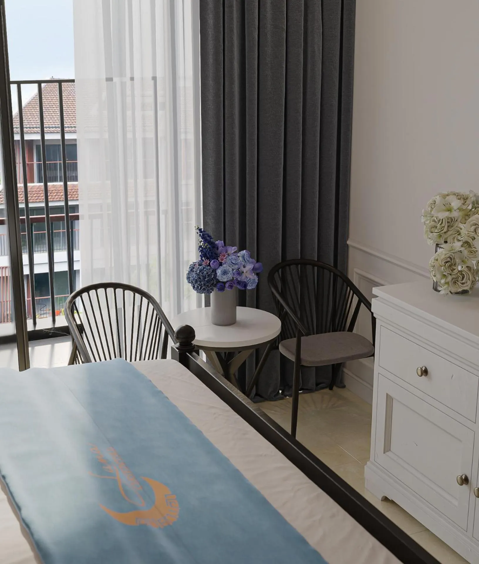 Seating area in Luna Oriental