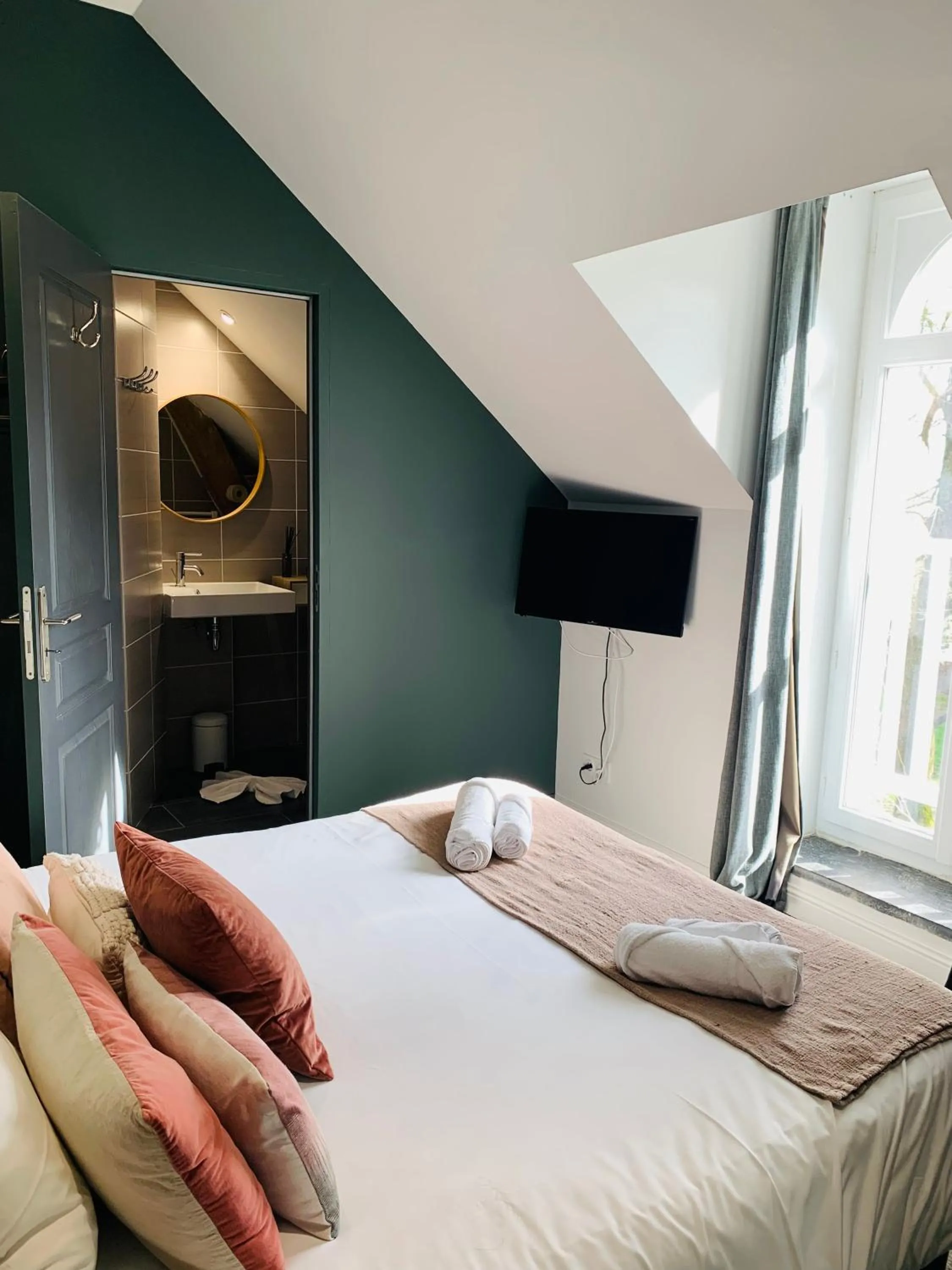 Photo of the whole room, Bed in Le Château des Forges