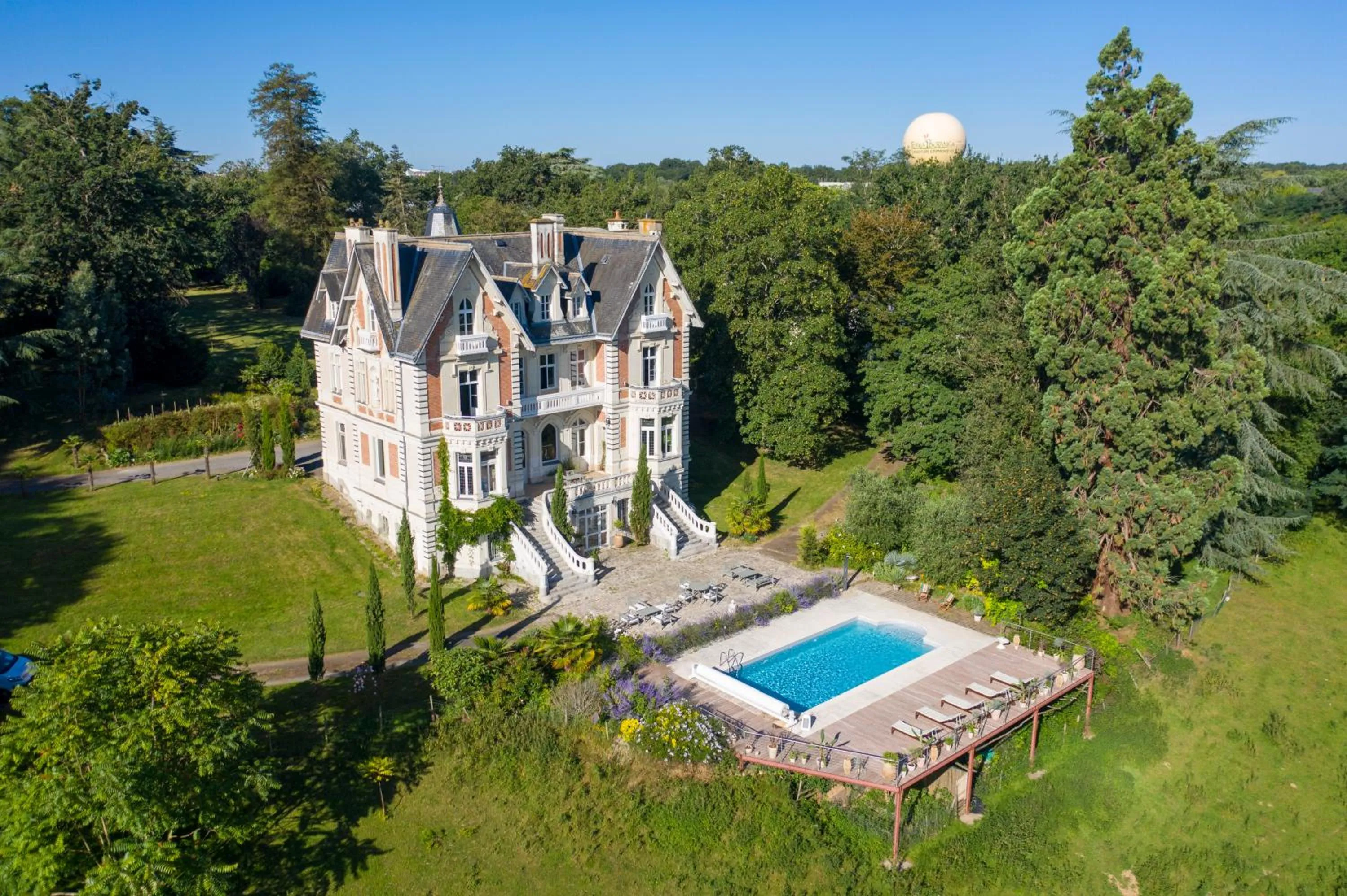 Bird's eye view in Le Château des Forges