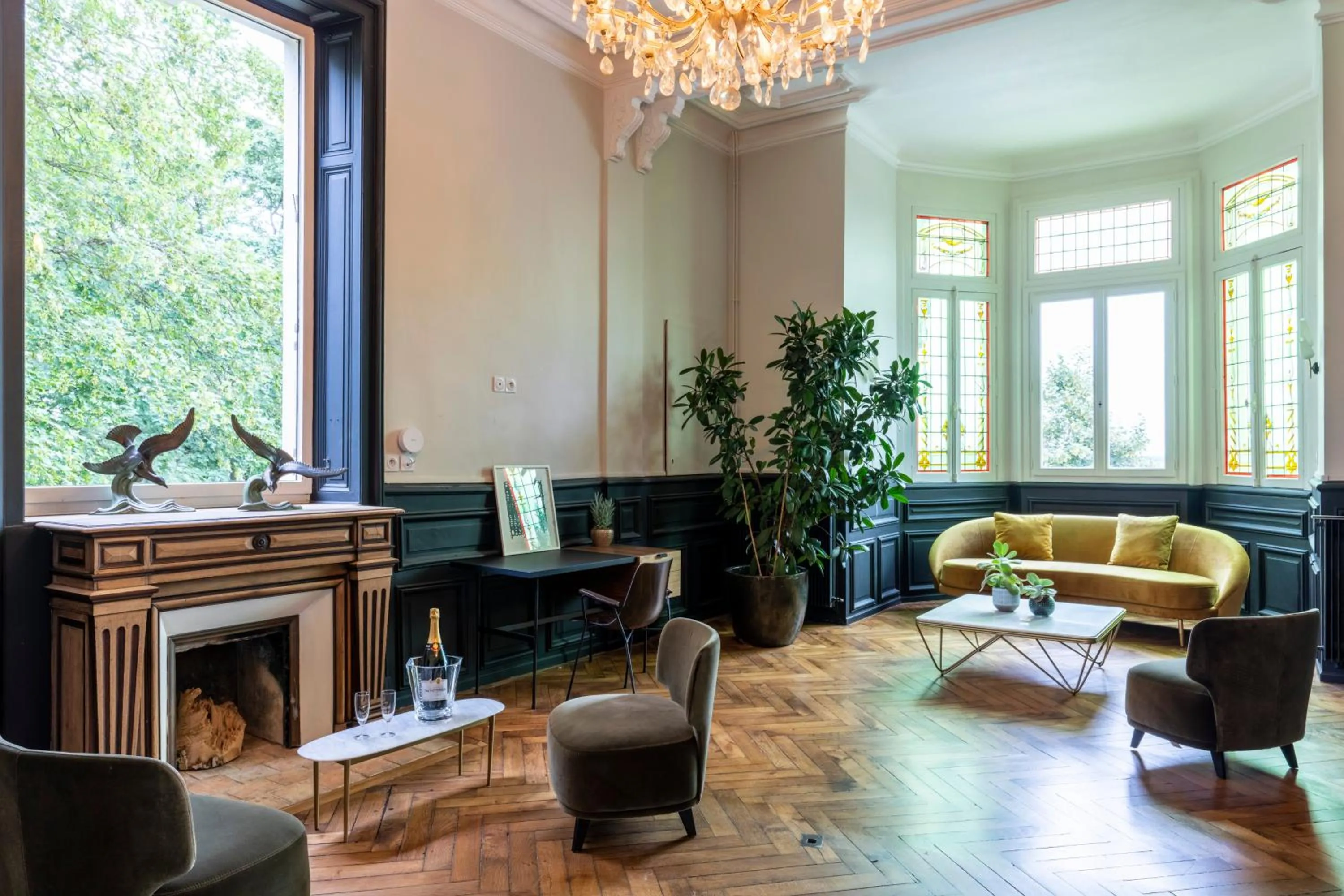 Communal lounge/ TV room in Le Château des Forges