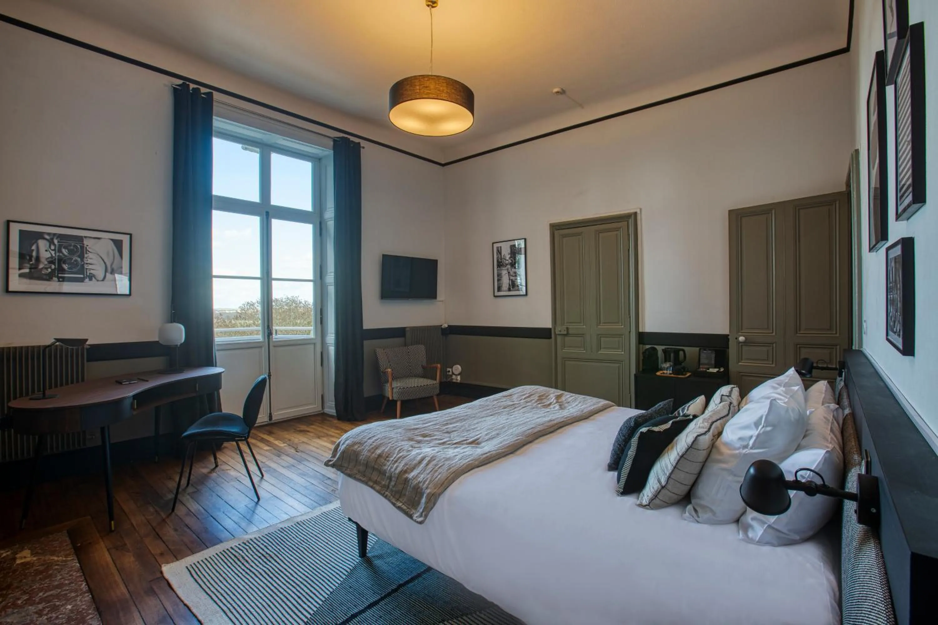 Photo of the whole room, Bed in Le Château des Forges