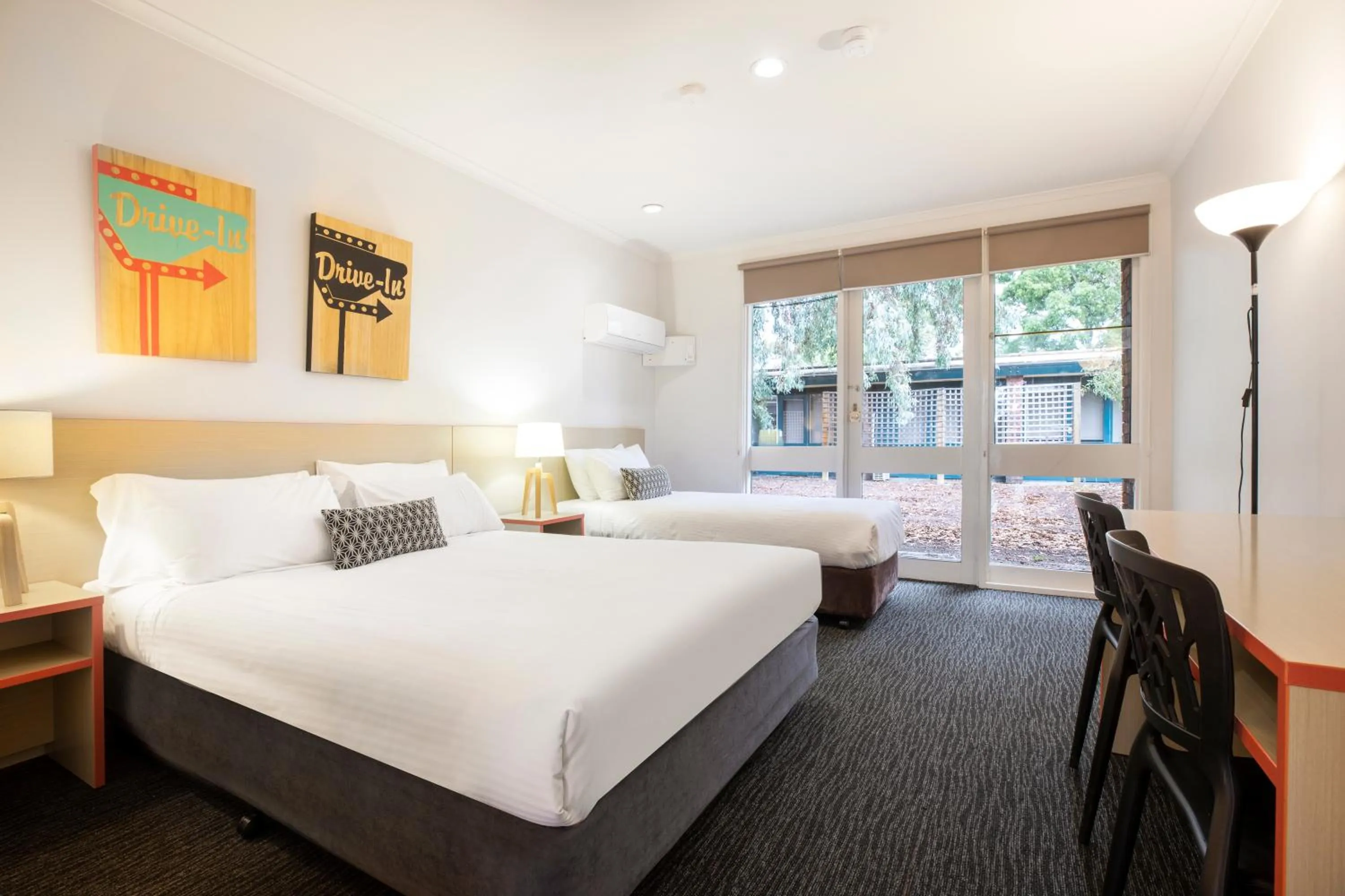 Bedroom, Bed in Burvale Hotel