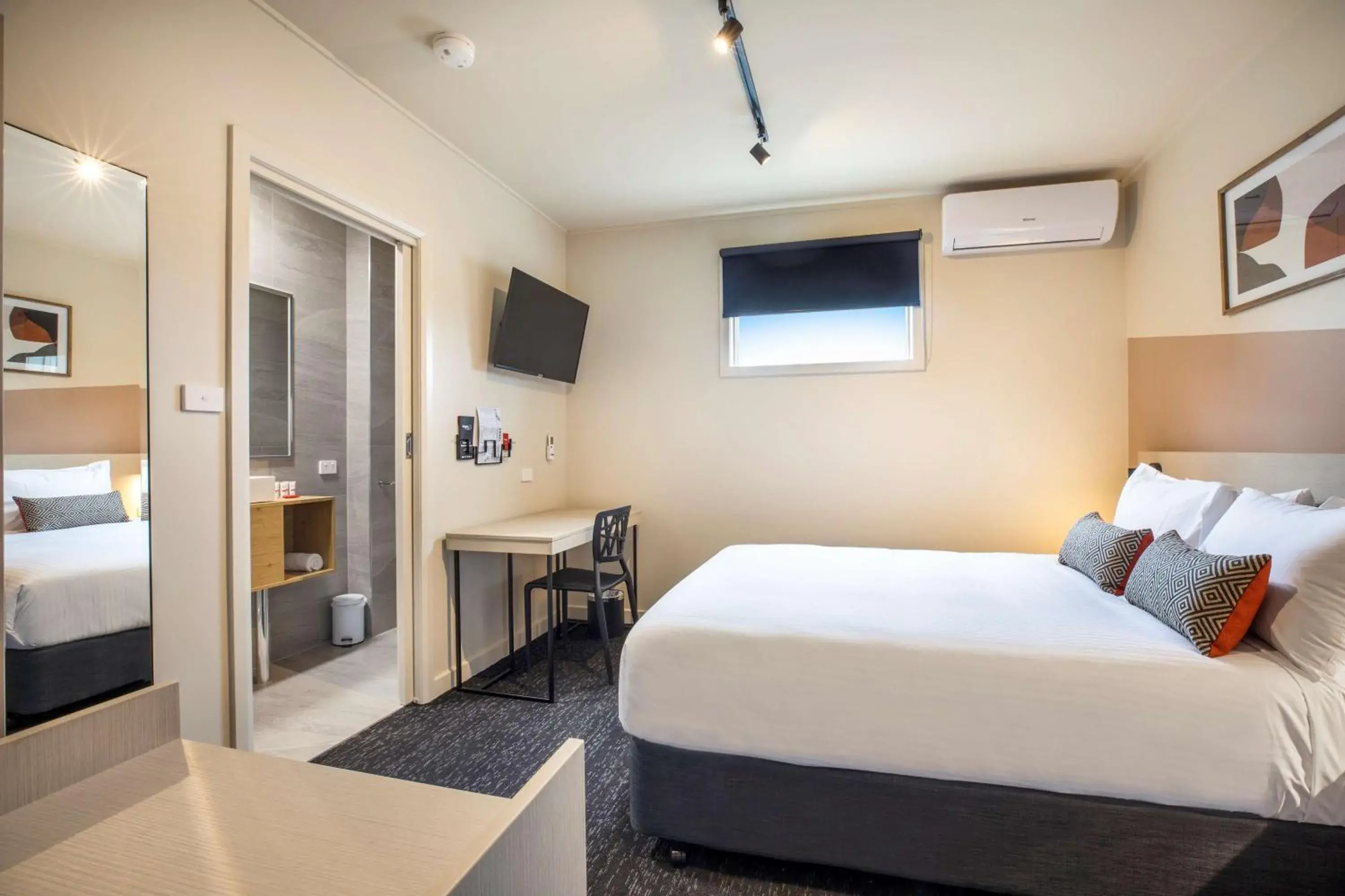 Small Double Room in Nightcap at Manhattan Hotel Small Double Room in Nightcap at Manhattan Hotel