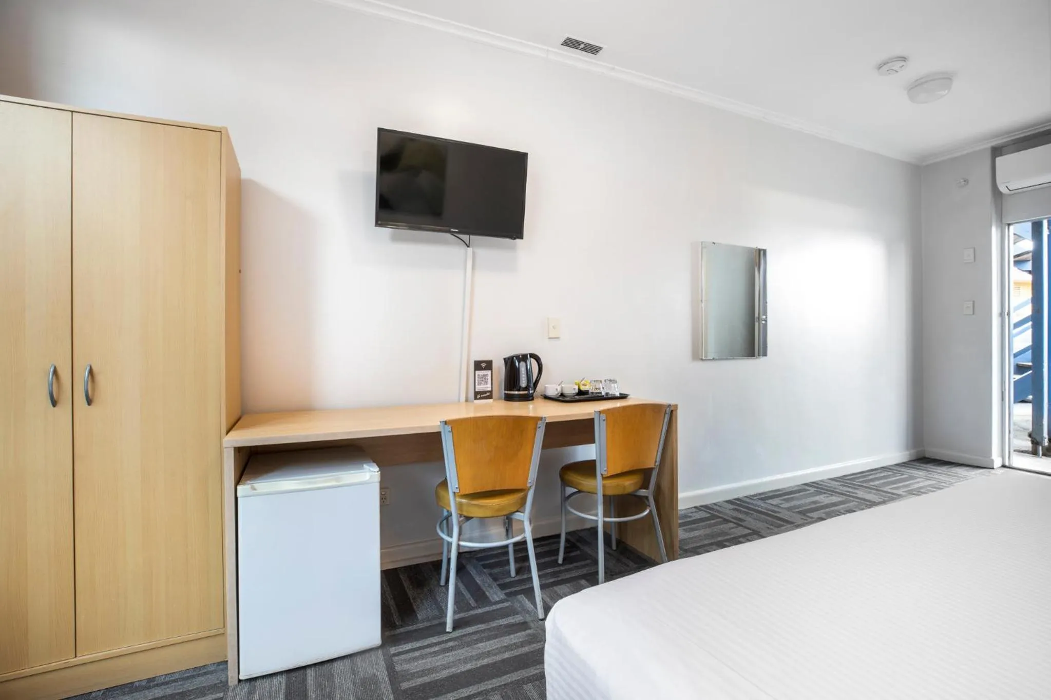 Coffee/tea facilities, Bed in Meadow Inn Hotel-Motel