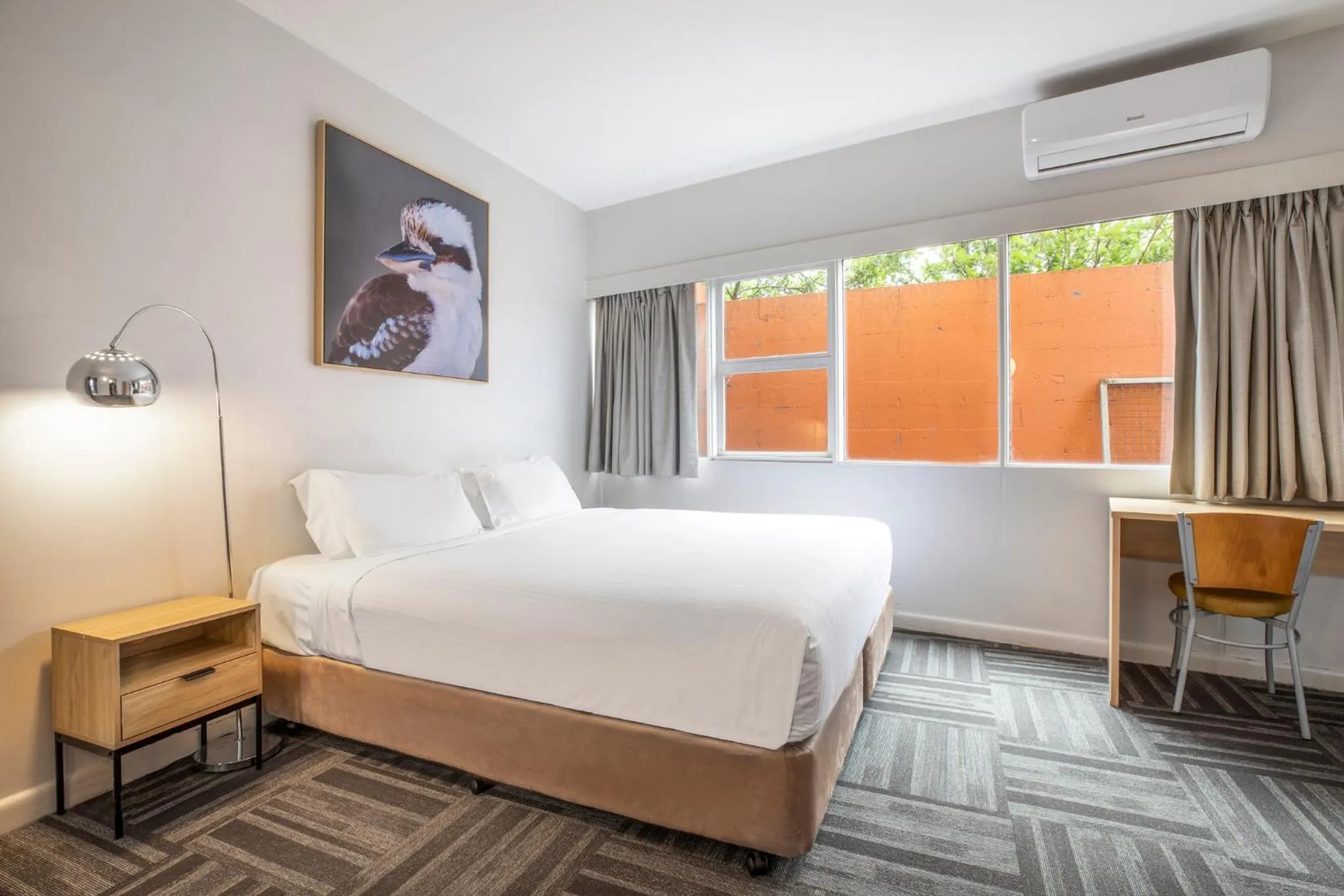 Bed in Meadow Inn Hotel-Motel