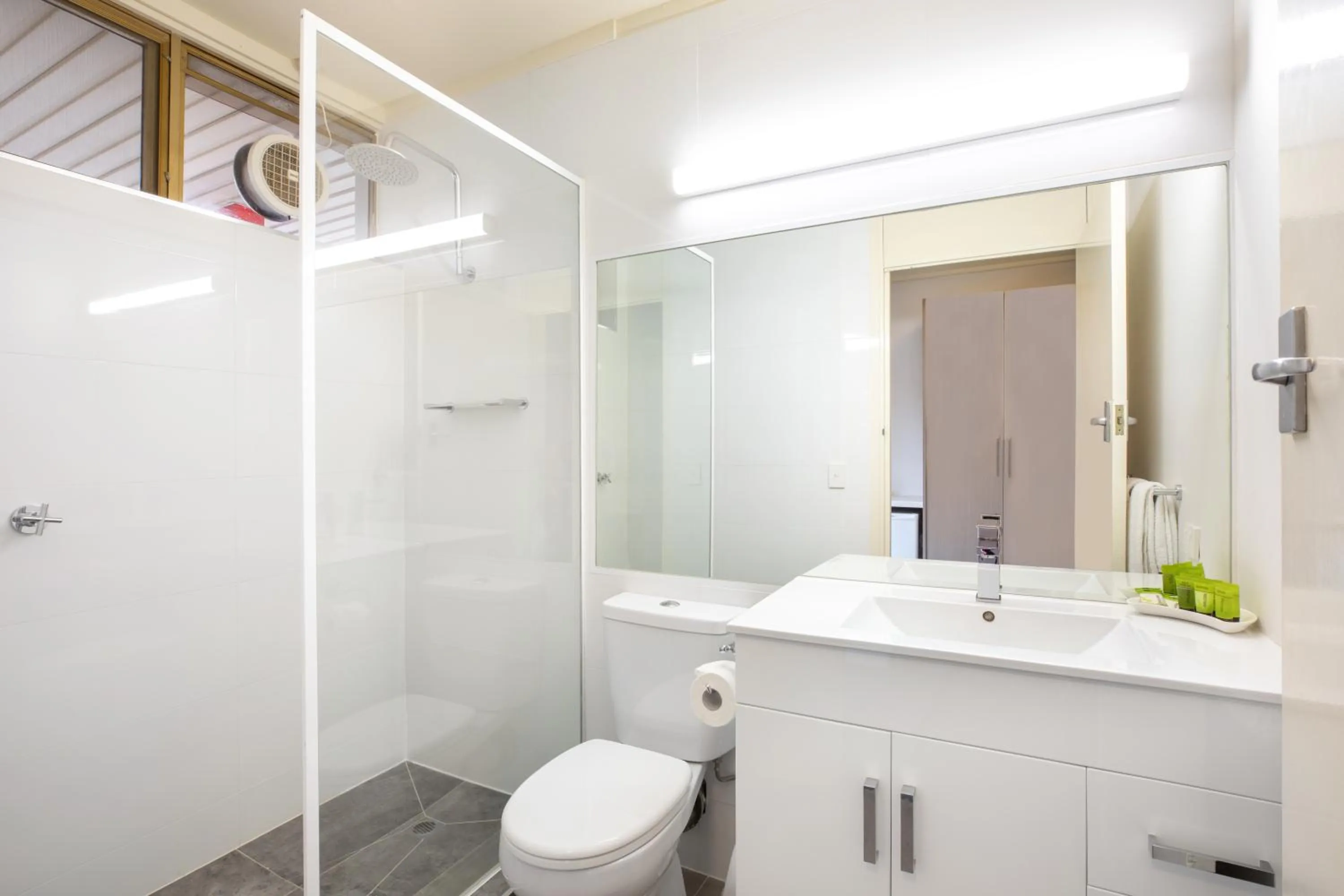 Shower in Nightcap at Shoppingtown Hotel